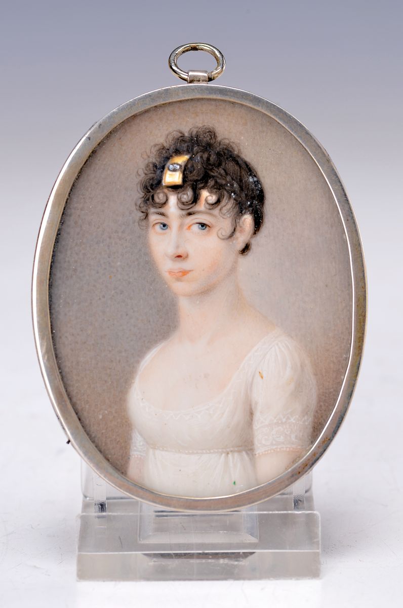 Detail k: Miniaturmalerei, Frankreich, um 1800, Porträt einer jungen adeligen Dame im weißen Spitzenkleid, sehr feine Malerei auf Elfenbein, oval, ...