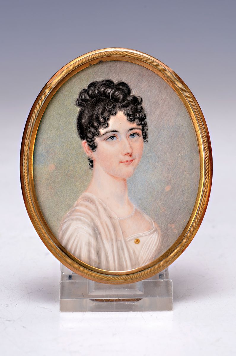Detail k: Elfenbeinminiatur, wohl Frankreich, um 1810, Porträt einer jungen adeligen Dame im weißen Kleid mit Perlenkette, oval, unter Glas, Rahmen, Versand ...