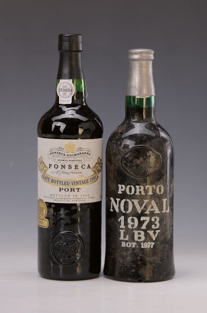 2 Flaschen Portwein: 1 Fl. 1973 Quinta do Noval, Porto LBV, gefüllt 1977, geprägte, Kapsel l. verbeult, Papiersiegel mit Nummerierung, an Kapsel ...