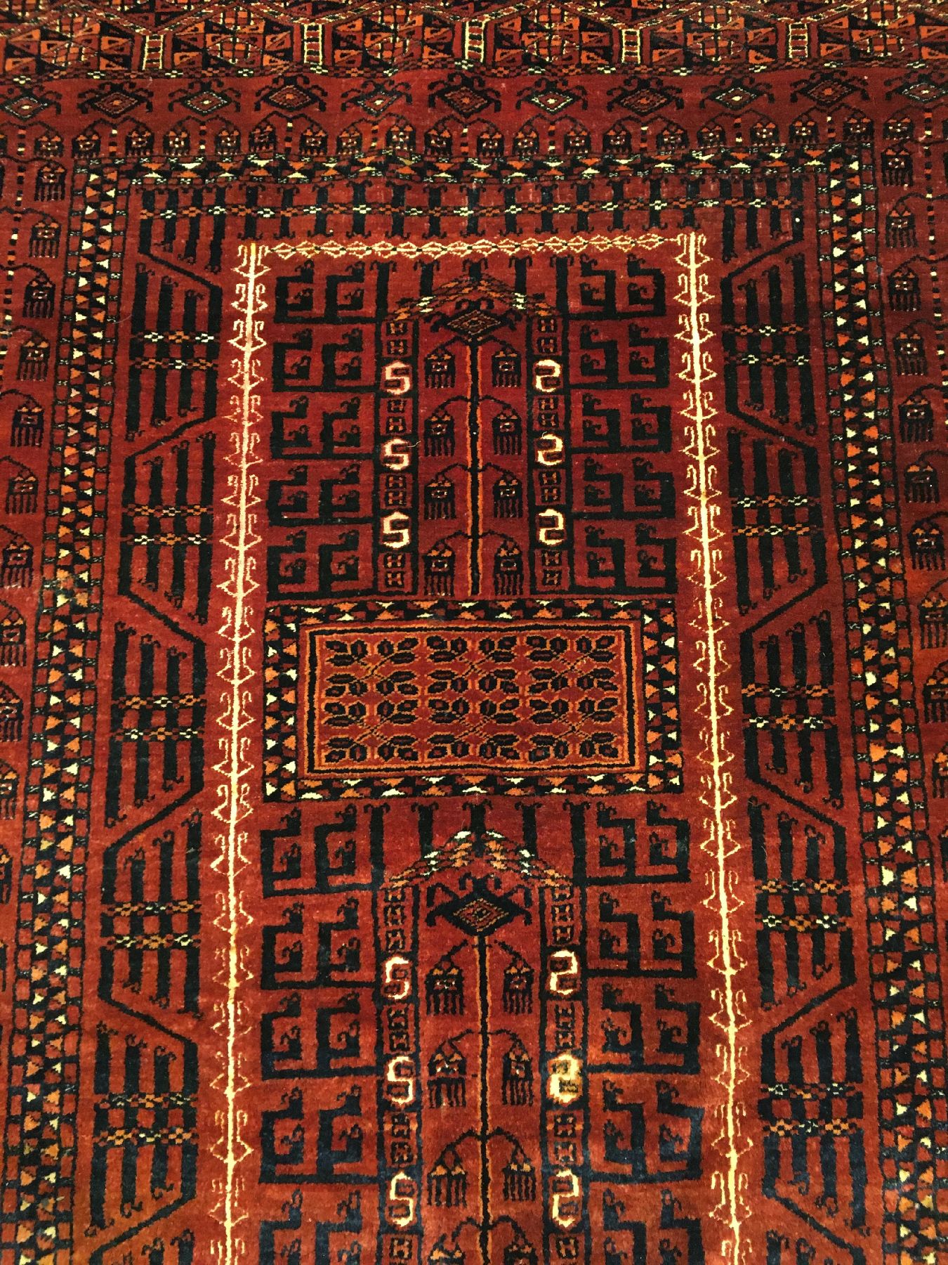 Detail d: Feiner Saryk "Engsi" antik, Turkmenistan, 19.Jhd., Wolle mit weißen Baumwoll-Highlights geknüpft auf Wolle. Türeingangsteppich der ...