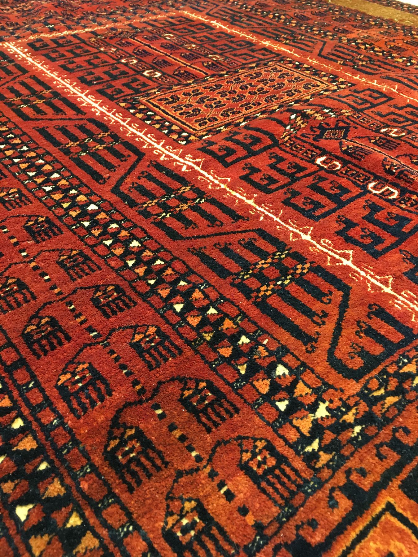 Detail e: Feiner Saryk "Engsi" antik, Turkmenistan, 19.Jhd., Wolle mit weißen Baumwoll-Highlights geknüpft auf Wolle. Türeingangsteppich der ...