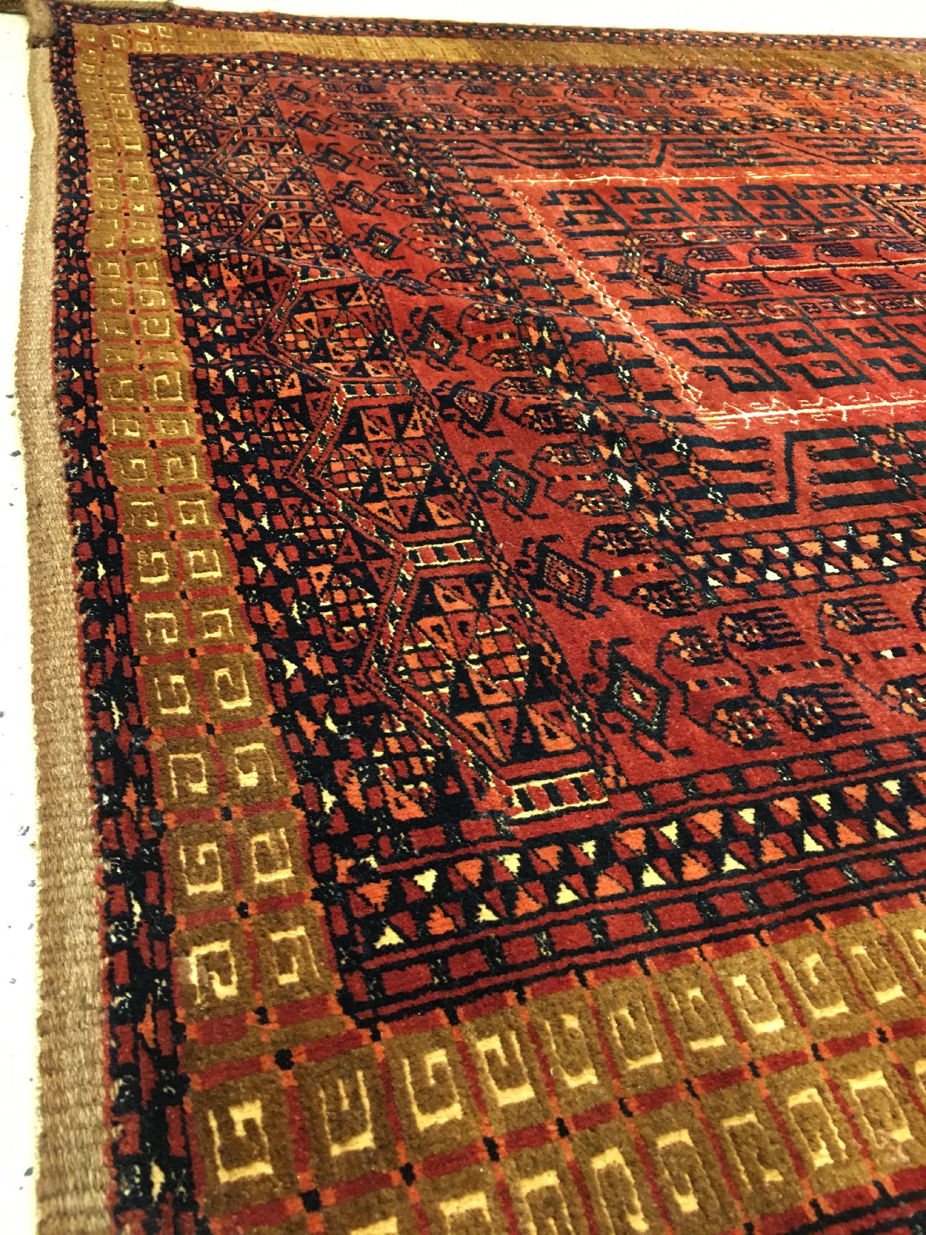 Detail f: Feiner Saryk "Engsi" antik, Turkmenistan, 19.Jhd., Wolle mit weißen Baumwoll-Highlights geknüpft auf Wolle. Türeingangsteppich der ...