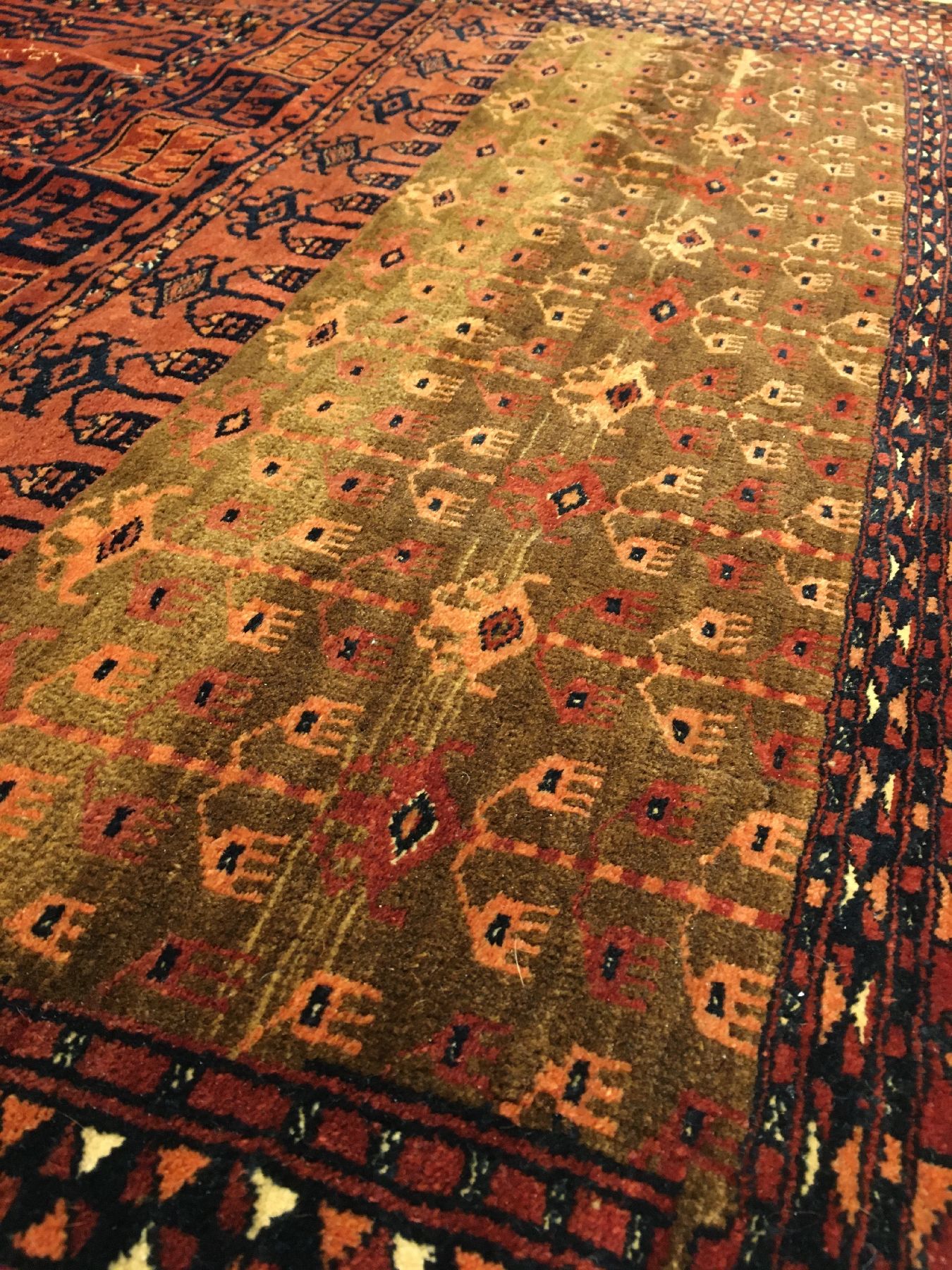 Detail g: Feiner Saryk "Engsi" antik, Turkmenistan, 19.Jhd., Wolle mit weißen Baumwoll-Highlights geknüpft auf Wolle. Türeingangsteppich der ...