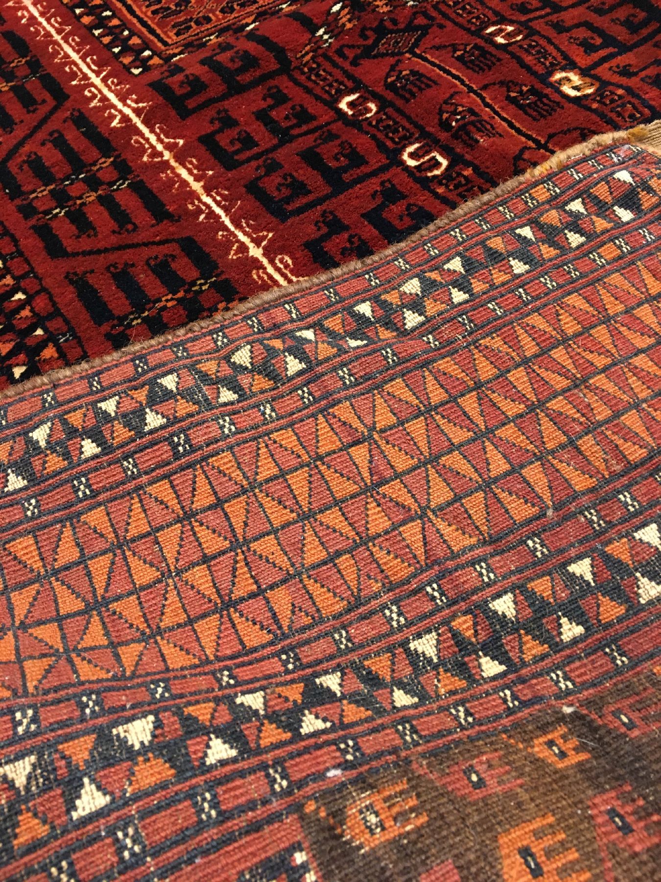 Detail h: Feiner Saryk "Engsi" antik, Turkmenistan, 19.Jhd., Wolle mit weißen Baumwoll-Highlights geknüpft auf Wolle. Türeingangsteppich der ...