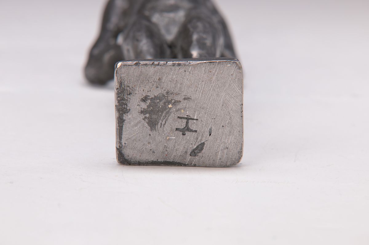 Detail a: Monogrammist, wohl 20/30er Jahre, Skulptur, Bleiguß, stehender Akt mit auf den Po im rechten Winkel aufgestützten Armen, dadurchBetonung des ...