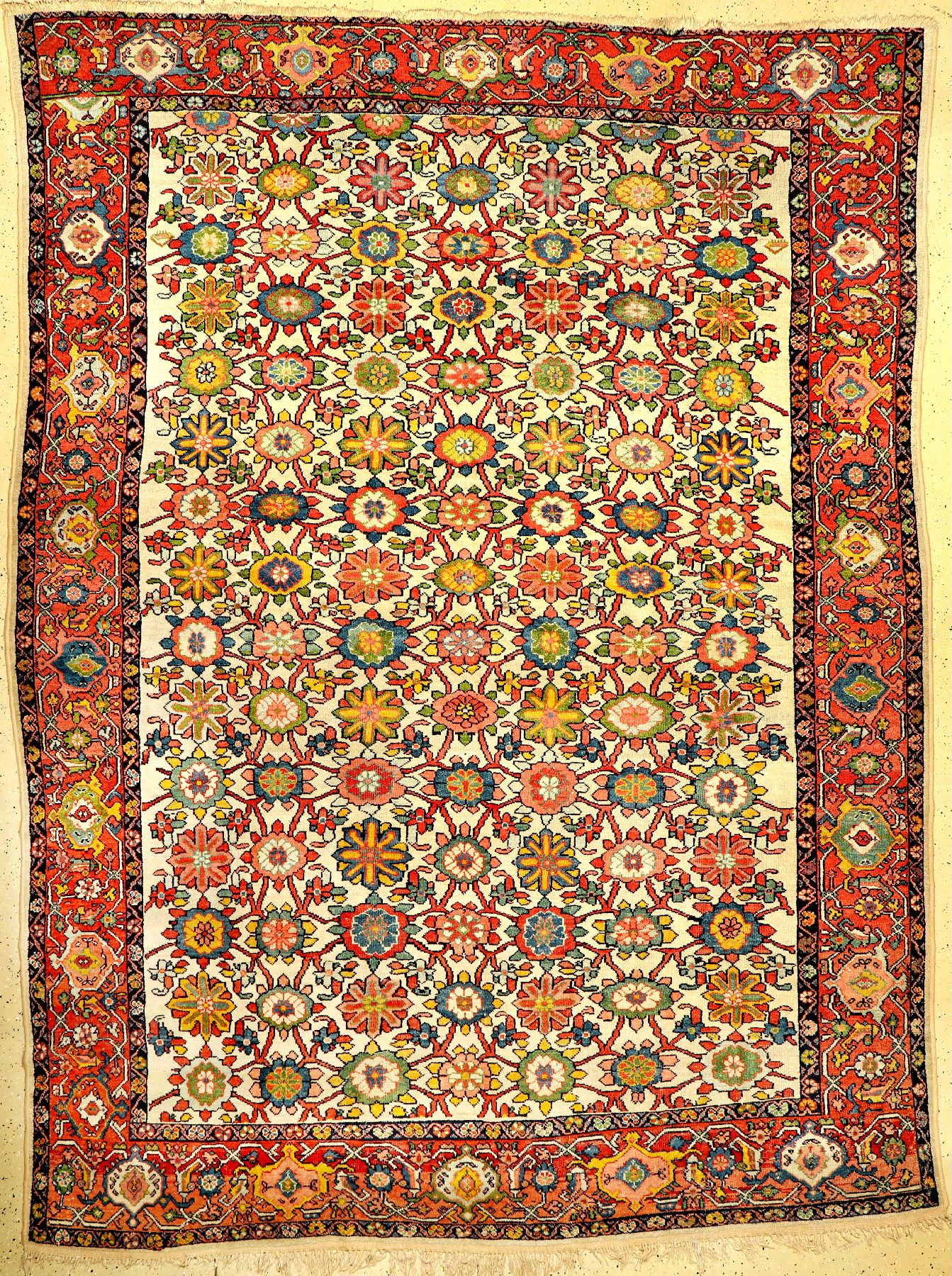 Großer Weißgrundiger Mahal antik (Mina-Khani Design), Westpersien, Ende 19.Jhd., Wolle geknüpft auf Baumwolle. Seltener Mahal Teppich mit einem ...