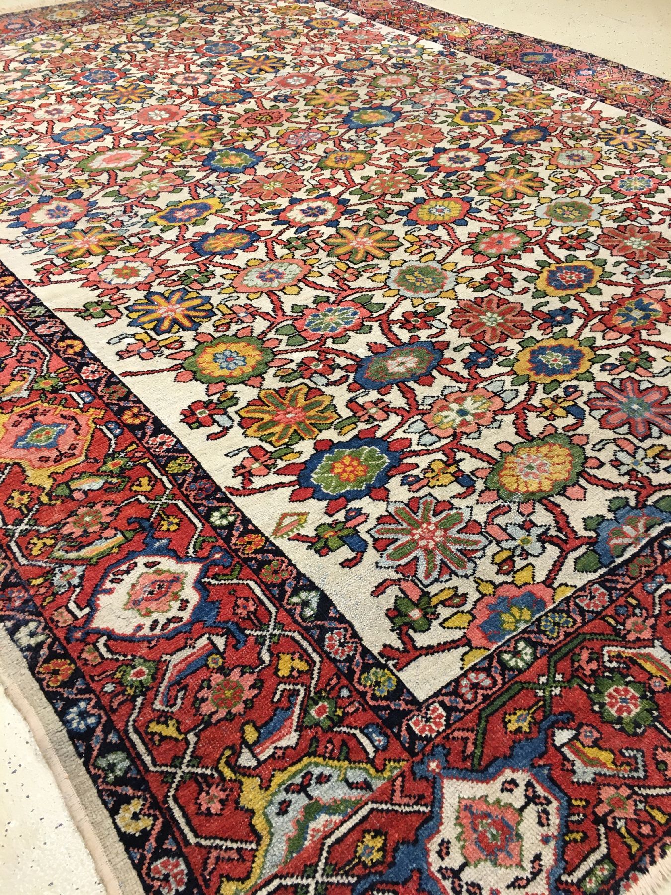 Detail a: Großer Weißgrundiger Mahal antik (Mina-Khani Design), Westpersien, Ende 19.Jhd., Wolle geknüpft auf Baumwolle. Seltener Mahal Teppich mit einem ...