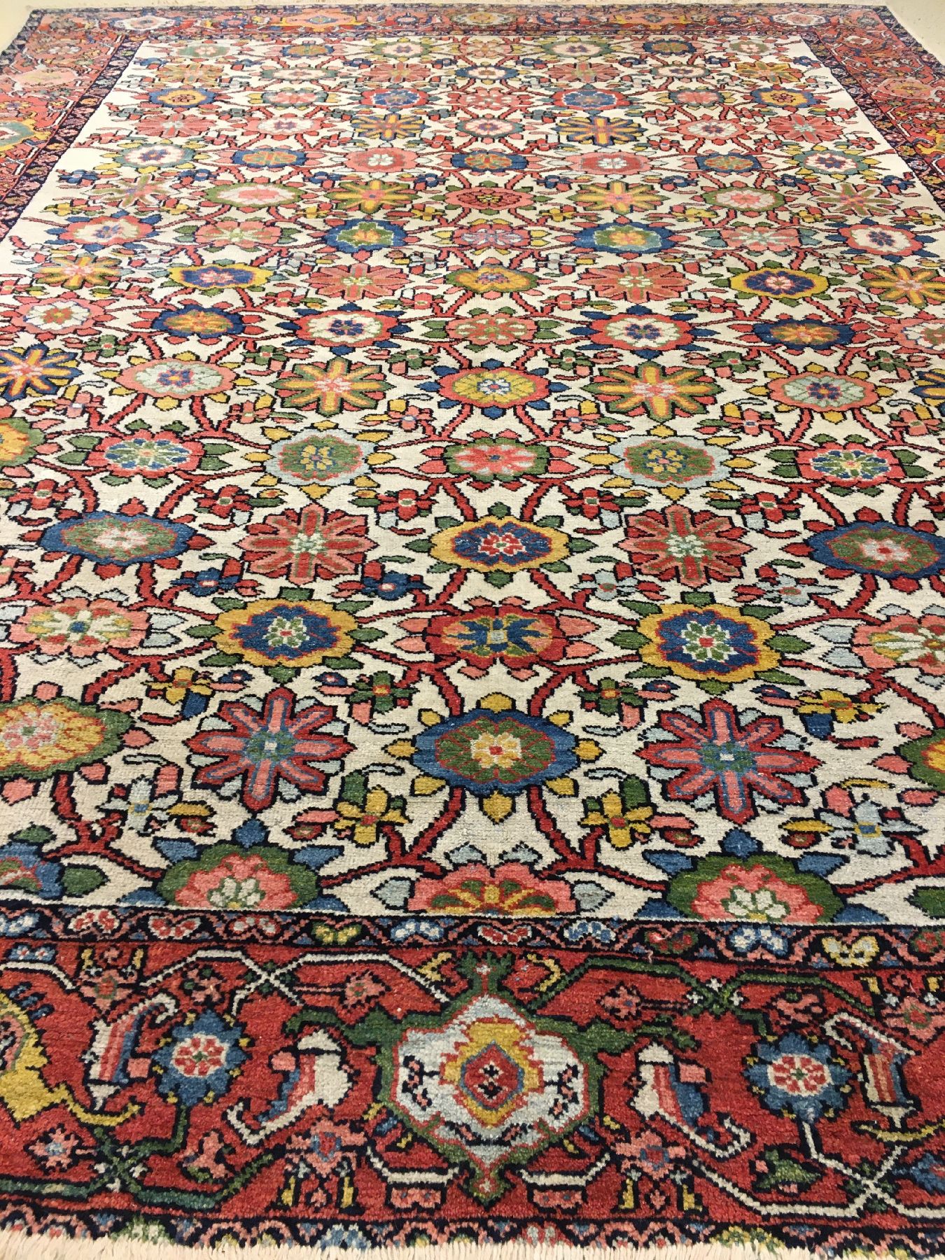 Detail b: Großer Weißgrundiger Mahal antik (Mina-Khani Design), Westpersien, Ende 19.Jhd., Wolle geknüpft auf Baumwolle. Seltener Mahal Teppich mit einem ...