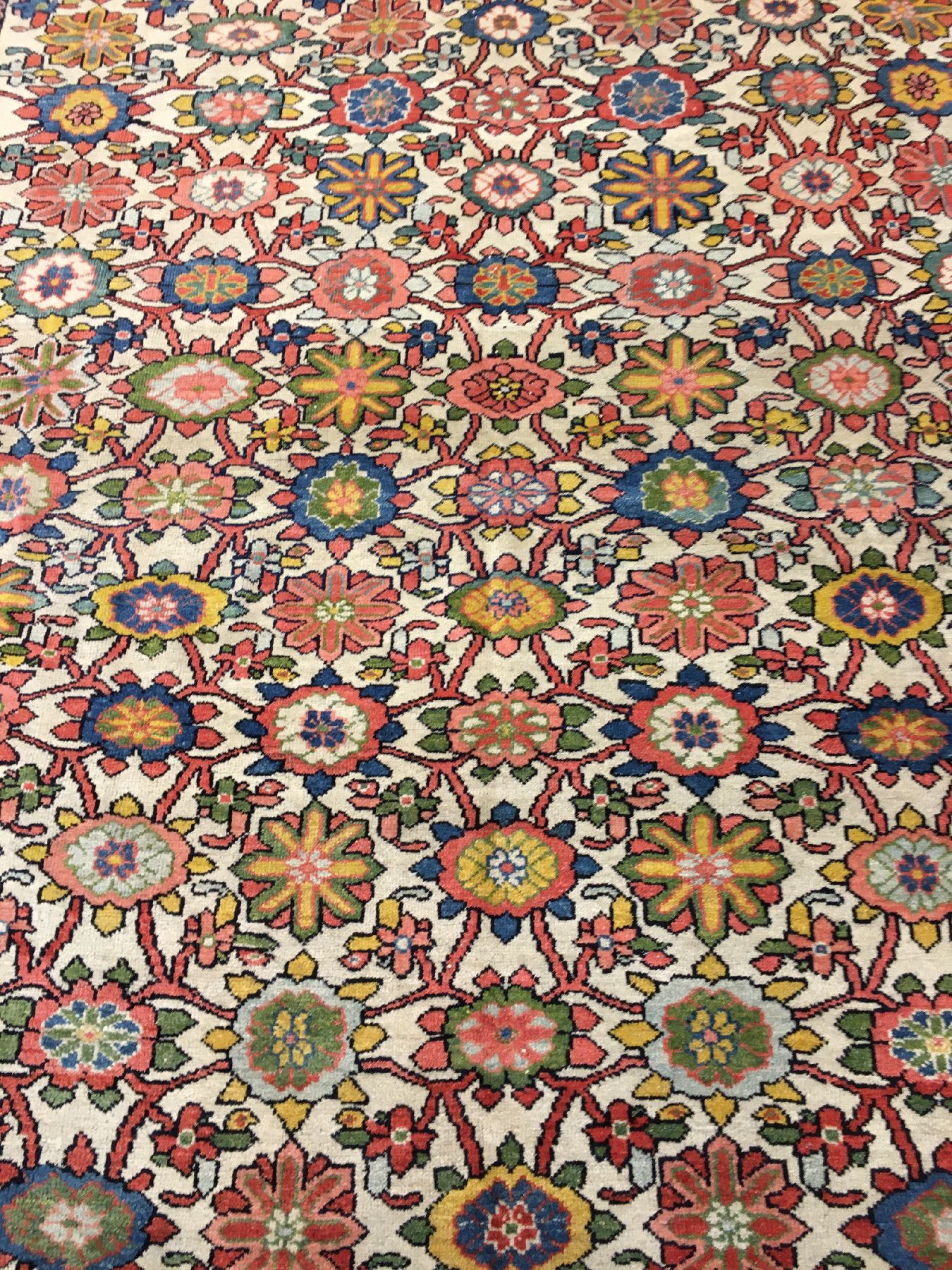 Detail c: Großer Weißgrundiger Mahal antik (Mina-Khani Design), Westpersien, Ende 19.Jhd., Wolle geknüpft auf Baumwolle. Seltener Mahal Teppich mit einem ...
