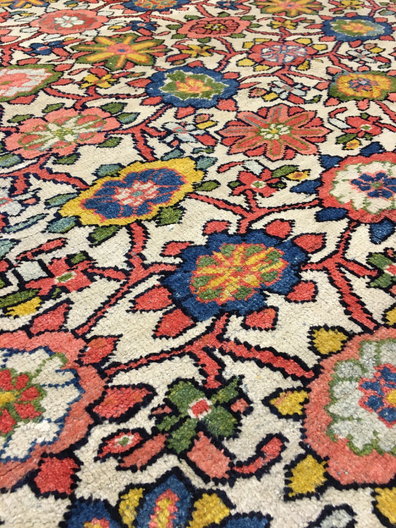 Detail d: Großer Weißgrundiger Mahal antik (Mina-Khani Design), Westpersien, Ende 19.Jhd., Wolle geknüpft auf Baumwolle. Seltener Mahal Teppich mit einem ...