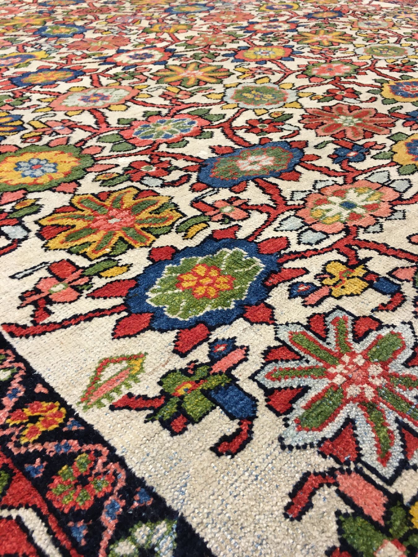 Detail e: Großer Weißgrundiger Mahal antik (Mina-Khani Design), Westpersien, Ende 19.Jhd., Wolle geknüpft auf Baumwolle. Seltener Mahal Teppich mit einem ...