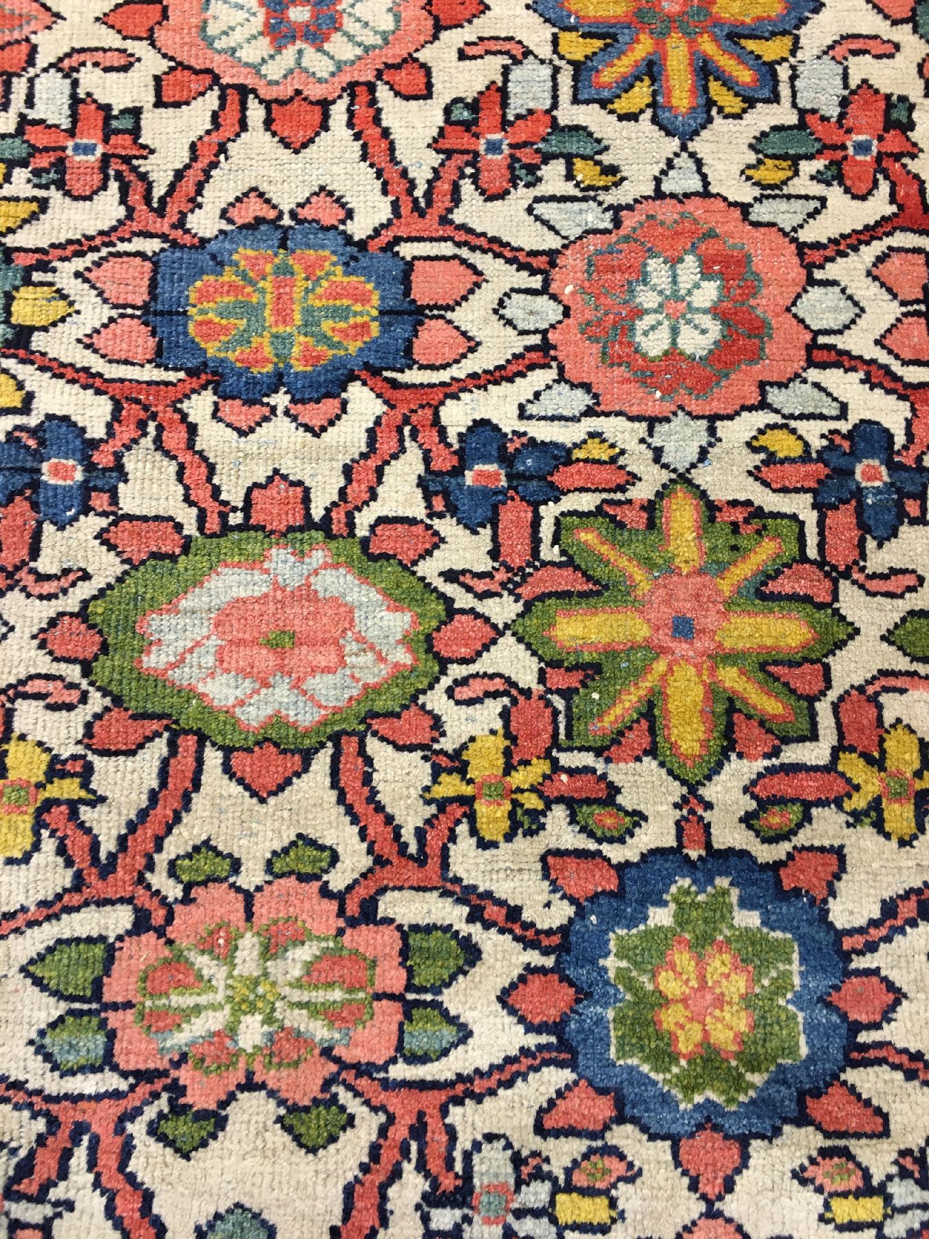 Detail f: Großer Weißgrundiger Mahal antik (Mina-Khani Design), Westpersien, Ende 19.Jhd., Wolle geknüpft auf Baumwolle. Seltener Mahal Teppich mit einem ...