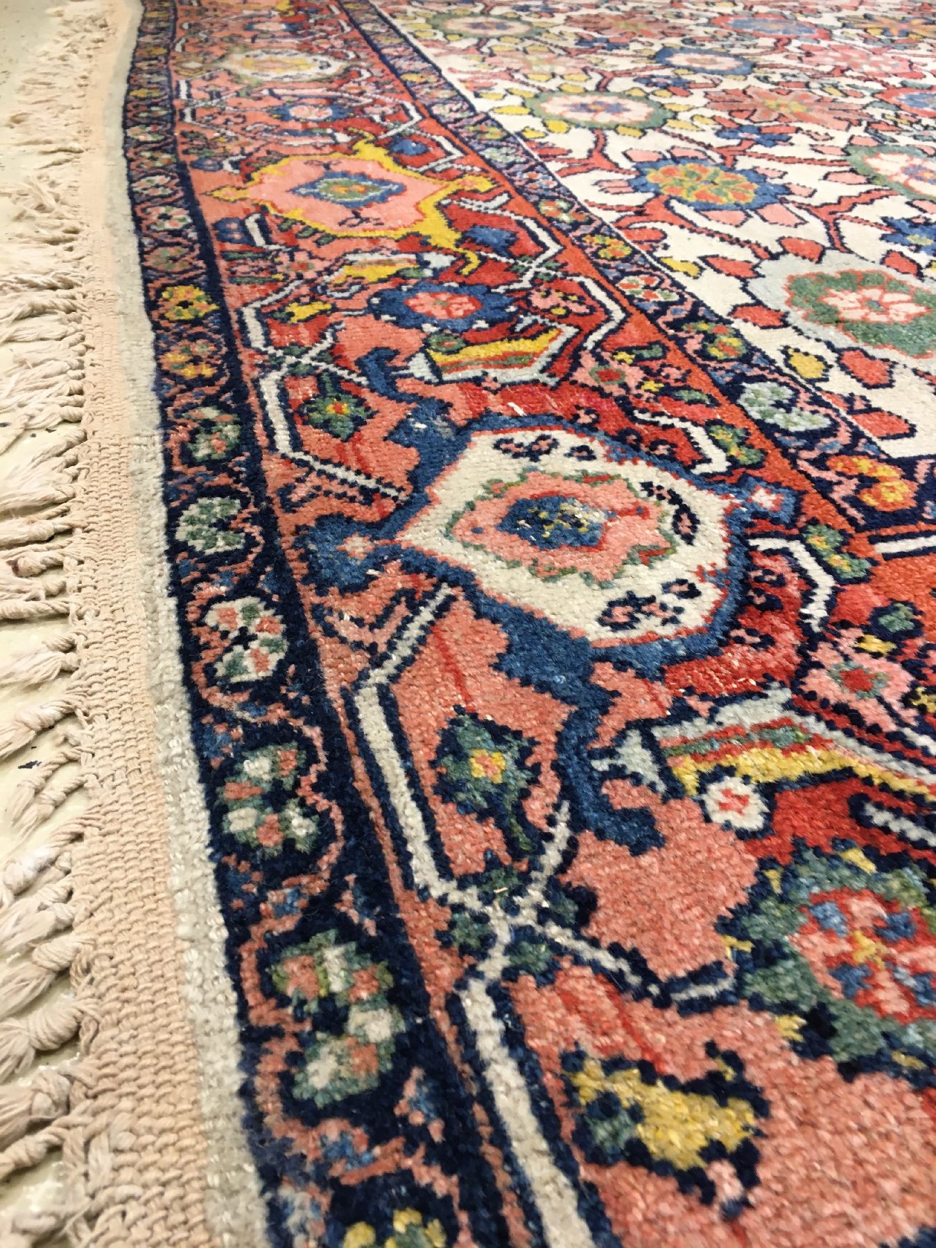 Detail g: Großer Weißgrundiger Mahal antik (Mina-Khani Design), Westpersien, Ende 19.Jhd., Wolle geknüpft auf Baumwolle. Seltener Mahal Teppich mit einem ...