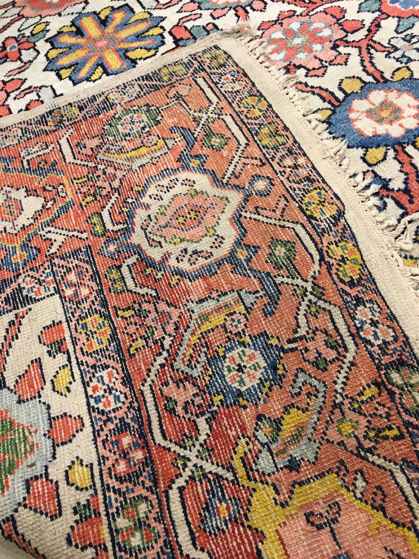 Detail h: Großer Weißgrundiger Mahal antik (Mina-Khani Design), Westpersien, Ende 19.Jhd., Wolle geknüpft auf Baumwolle. Seltener Mahal Teppich mit einem ...
