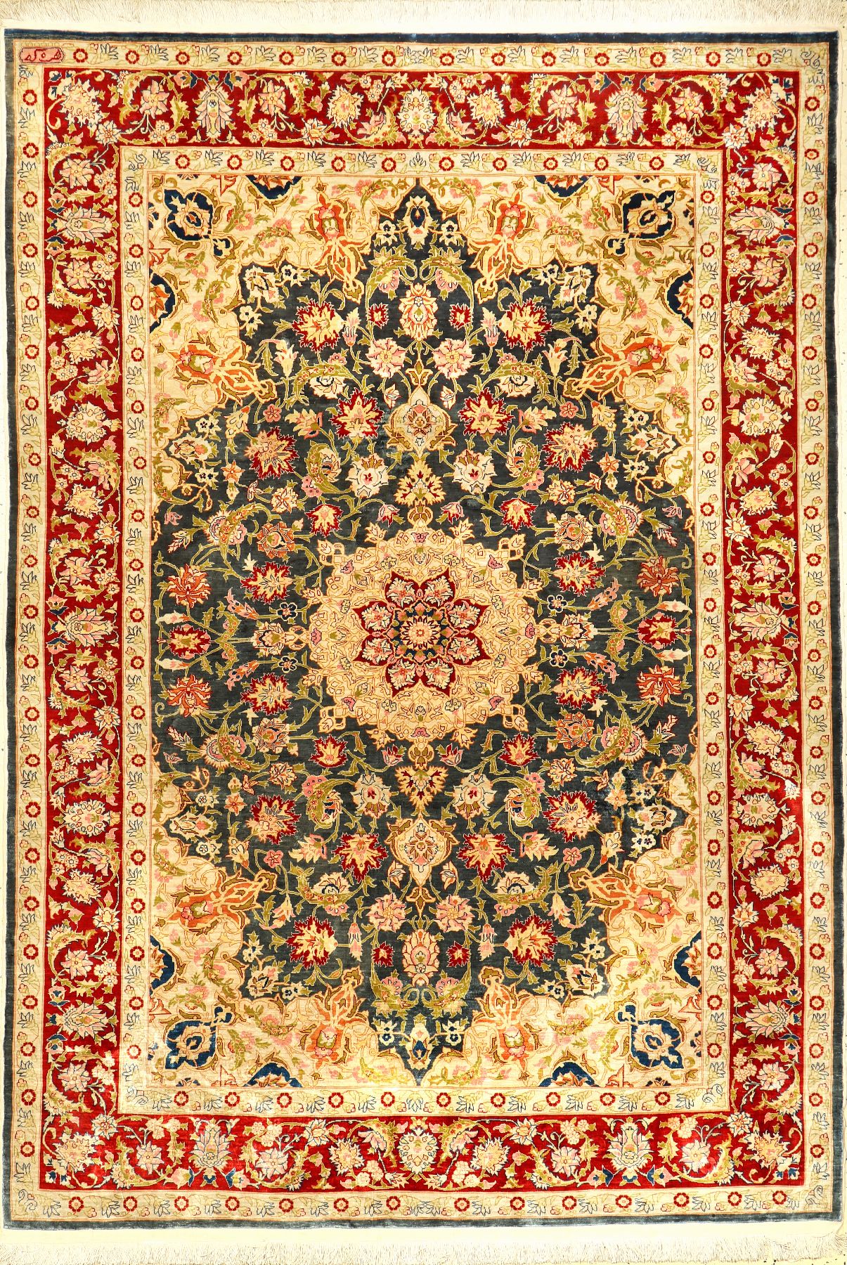 Feiner Seiden Hereke alt (Signiert), Türkei, um 1960/1970, reine Naturseide. Dekorativer Seiden Hereke mit Medaillon-Muster auf blauen Grund. Feine ...