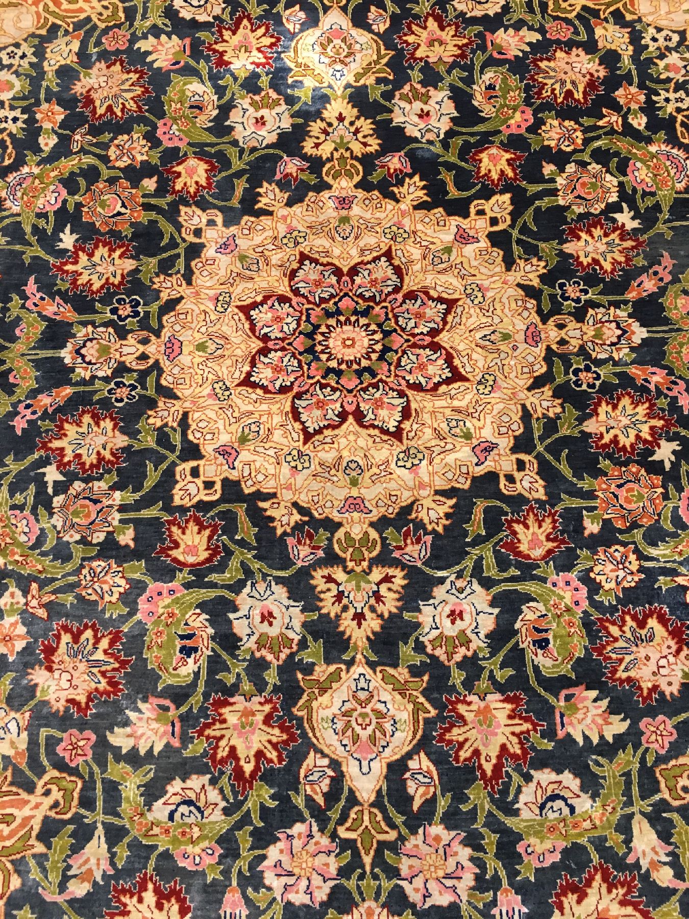 Detail c: Feiner Seiden Hereke alt (Signiert), Türkei, um 1960/1970, reine Naturseide. Dekorativer Seiden Hereke mit Medaillon-Muster auf blauen Grund. Feine ...