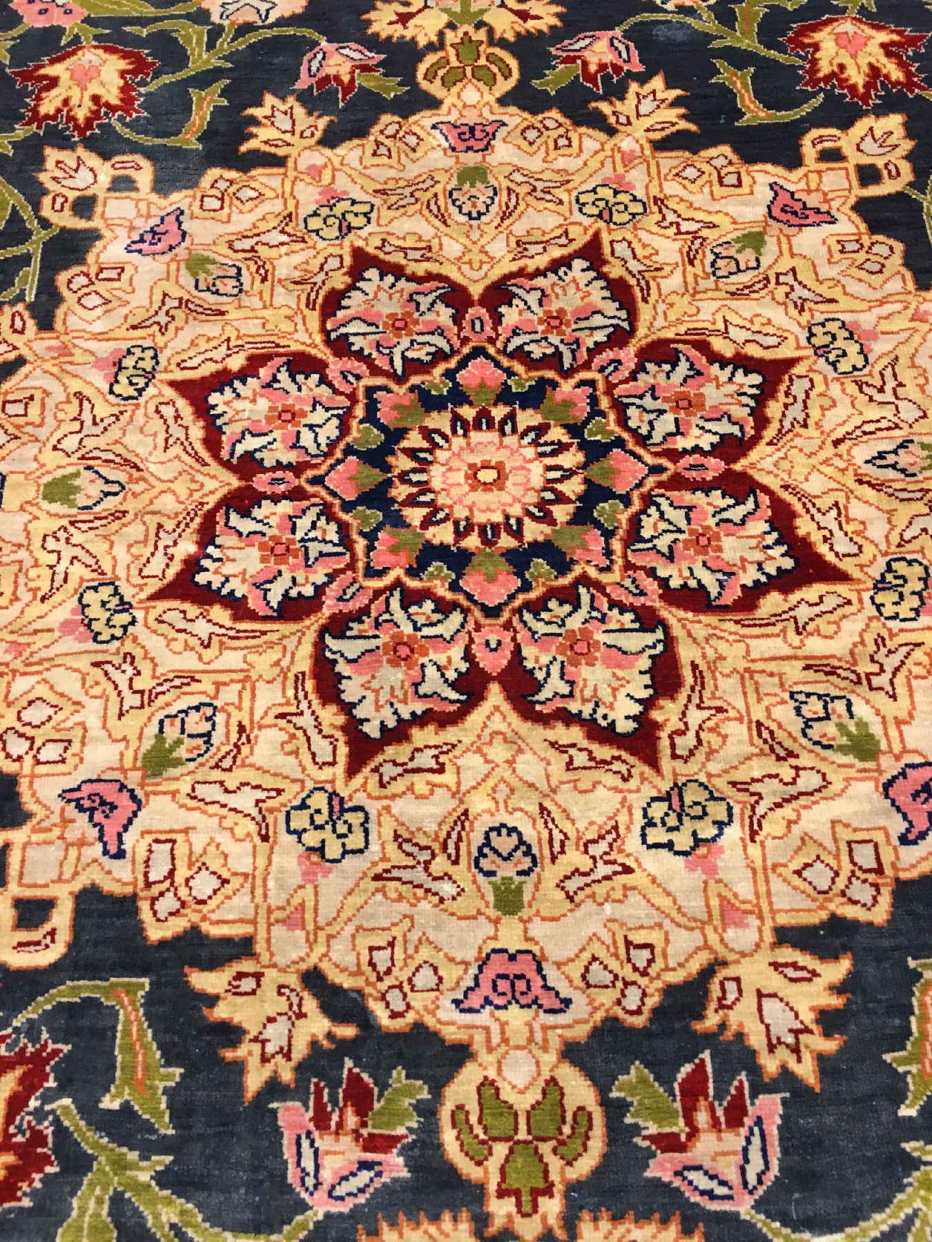 Detail d: Feiner Seiden Hereke alt (Signiert), Türkei, um 1960/1970, reine Naturseide. Dekorativer Seiden Hereke mit Medaillon-Muster auf blauen Grund. Feine ...