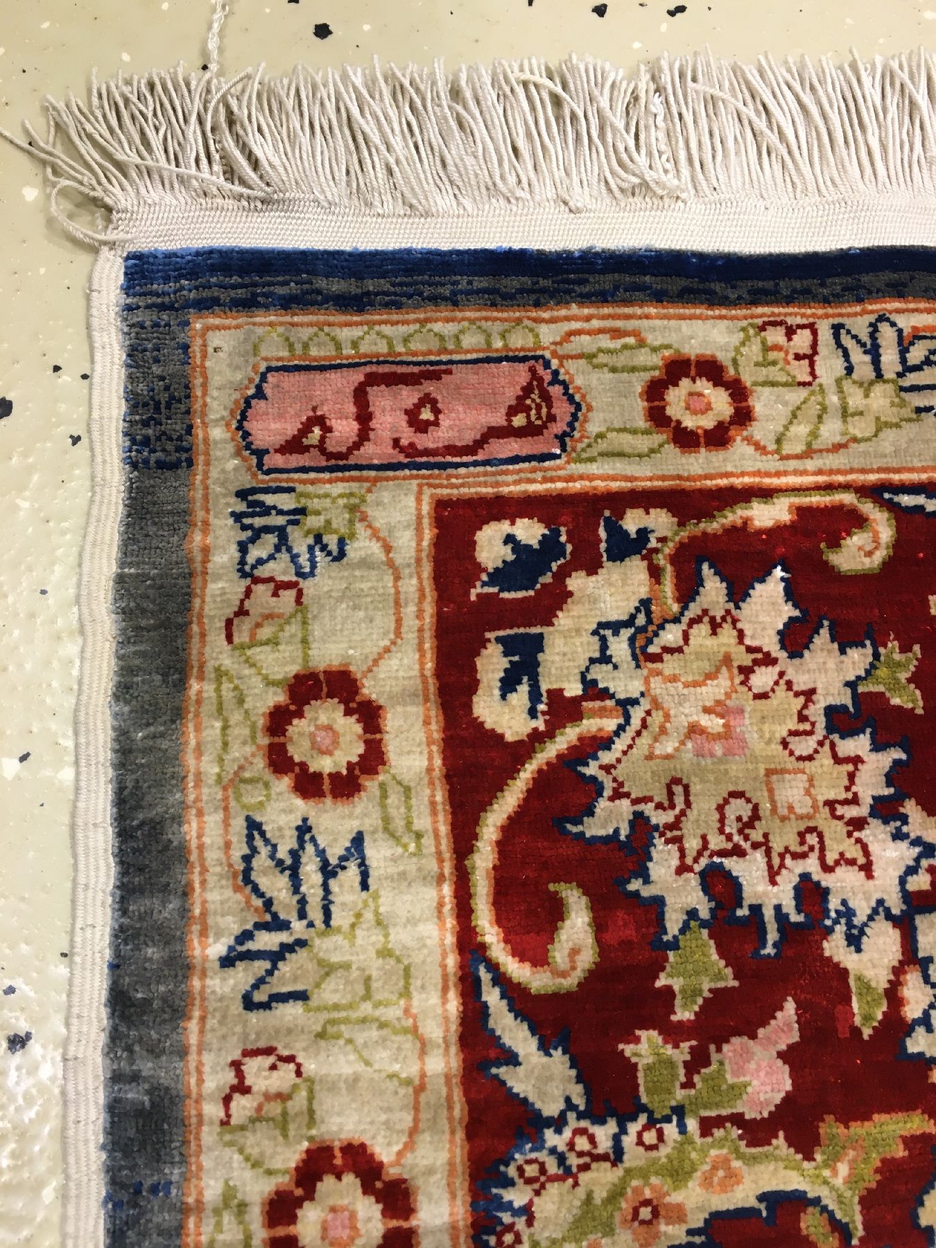 Detail g: Feiner Seiden Hereke alt (Signiert), Türkei, um 1960/1970, reine Naturseide. Dekorativer Seiden Hereke mit Medaillon-Muster auf blauen Grund. Feine ...
