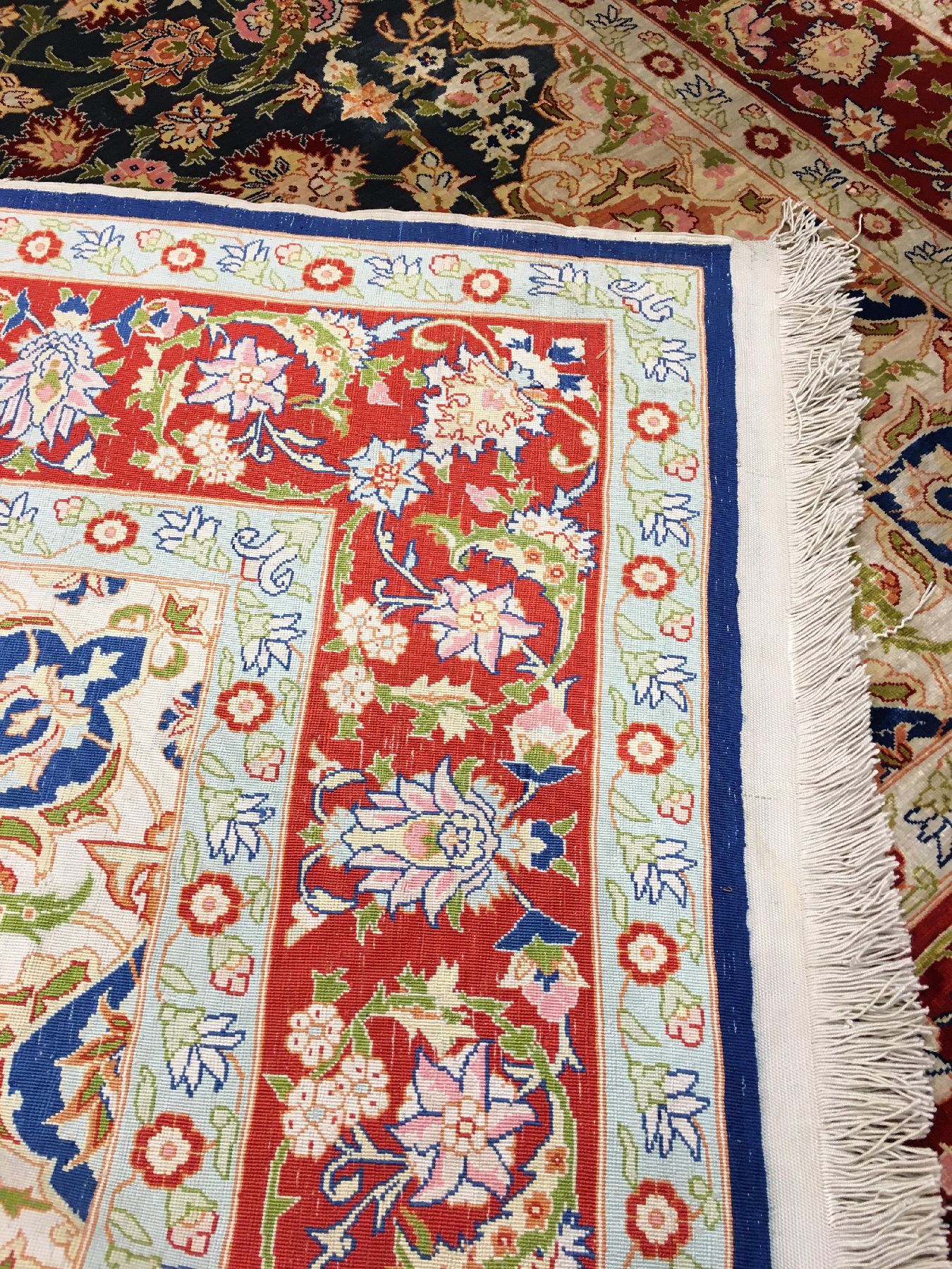 Detail h: Feiner Seiden Hereke alt (Signiert), Türkei, um 1960/1970, reine Naturseide. Dekorativer Seiden Hereke mit Medaillon-Muster auf blauen Grund. Feine ...
