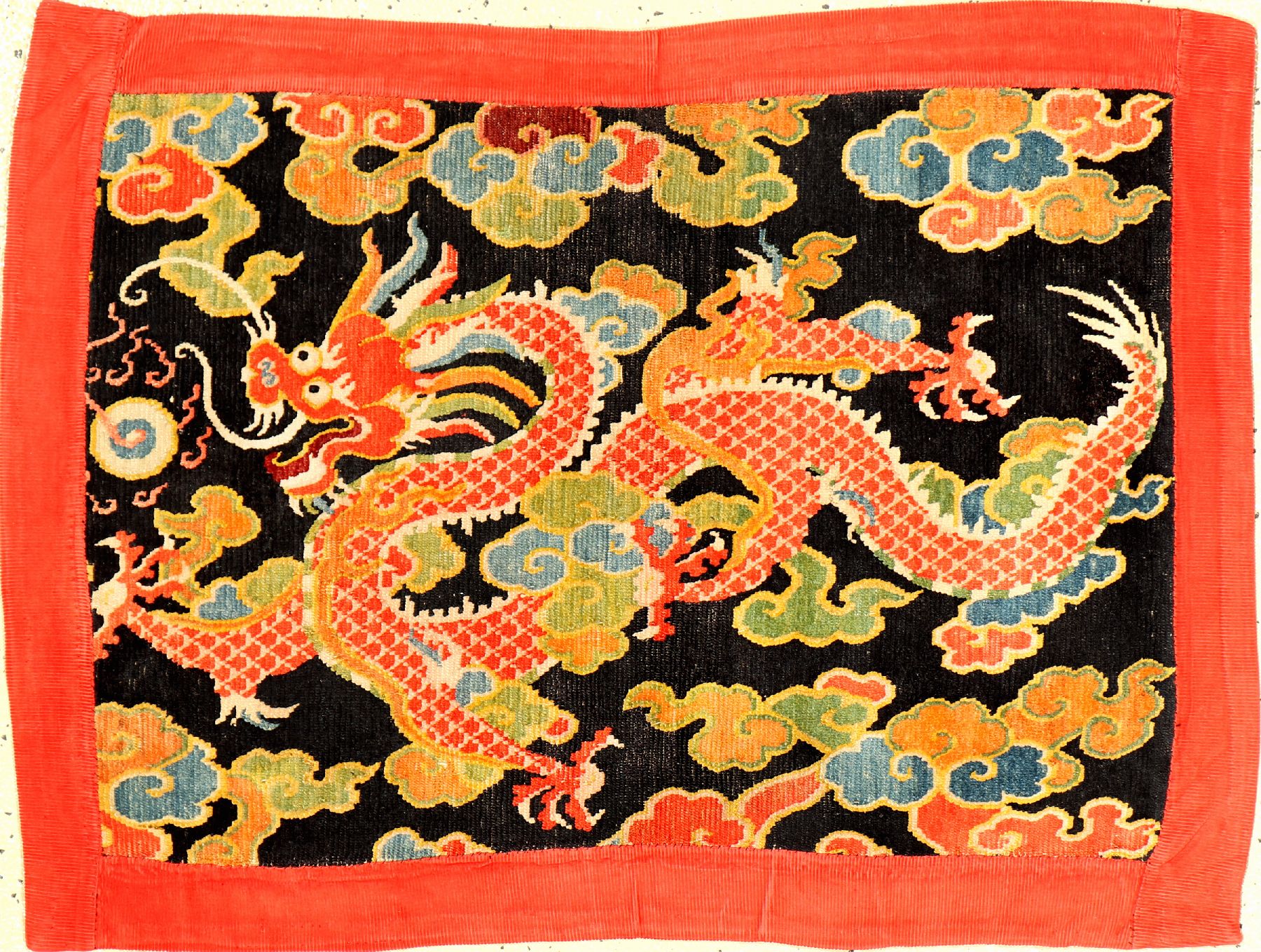 Schigatse "Jabuye" antik (Drache), Südtibet, um 1900, Wolle geknüpft auf Wolle. Dekorative tibetische Jabuye mit kunstvoll gezeichneten ...