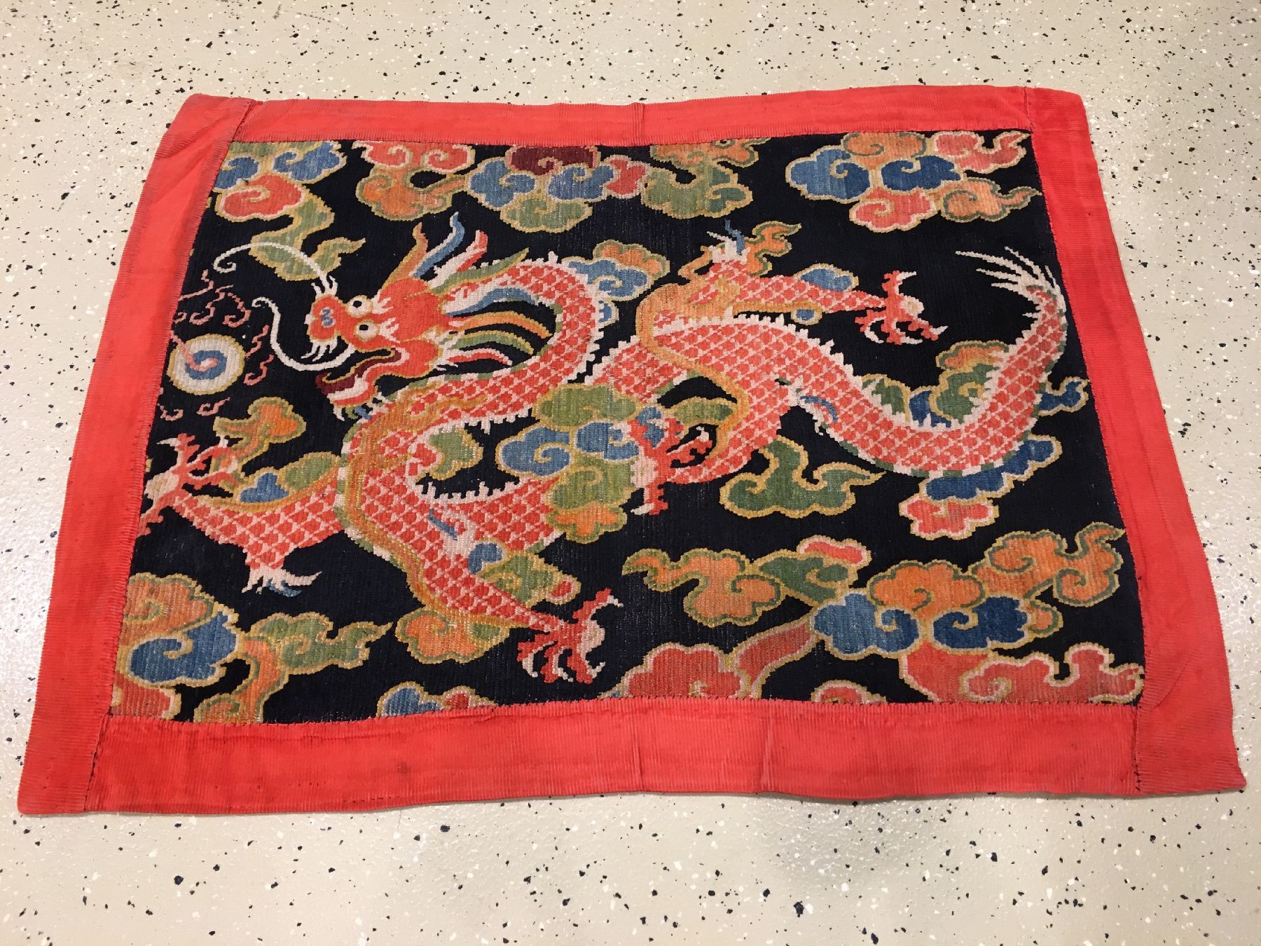 Detail a: Schigatse "Jabuye" antik (Drache), Südtibet, um 1900, Wolle geknüpft auf Wolle. Dekorative tibetische Jabuye mit kunstvoll gezeichneten ...