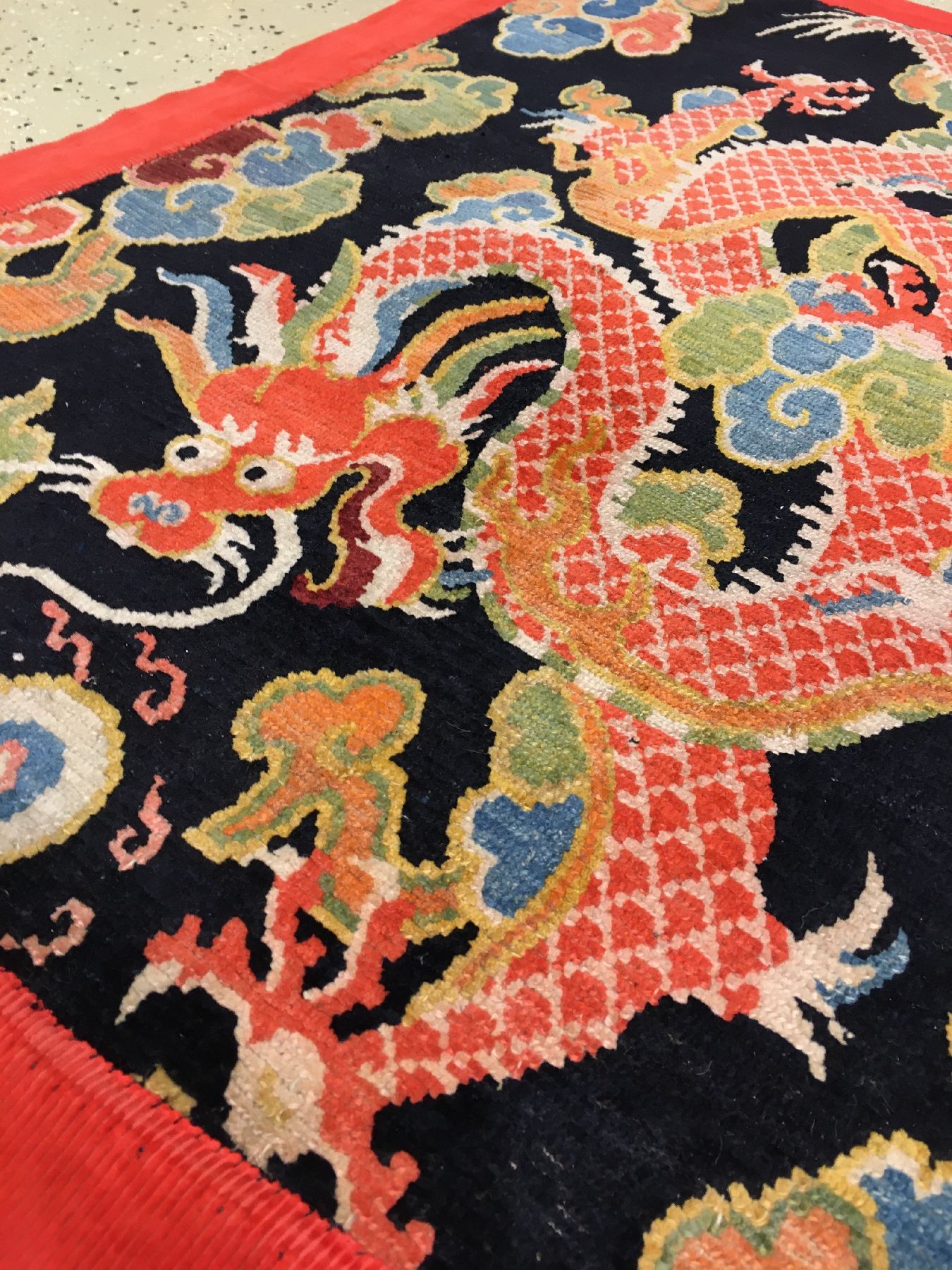 Detail b: Schigatse "Jabuye" antik (Drache), Südtibet, um 1900, Wolle geknüpft auf Wolle. Dekorative tibetische Jabuye mit kunstvoll gezeichneten ...