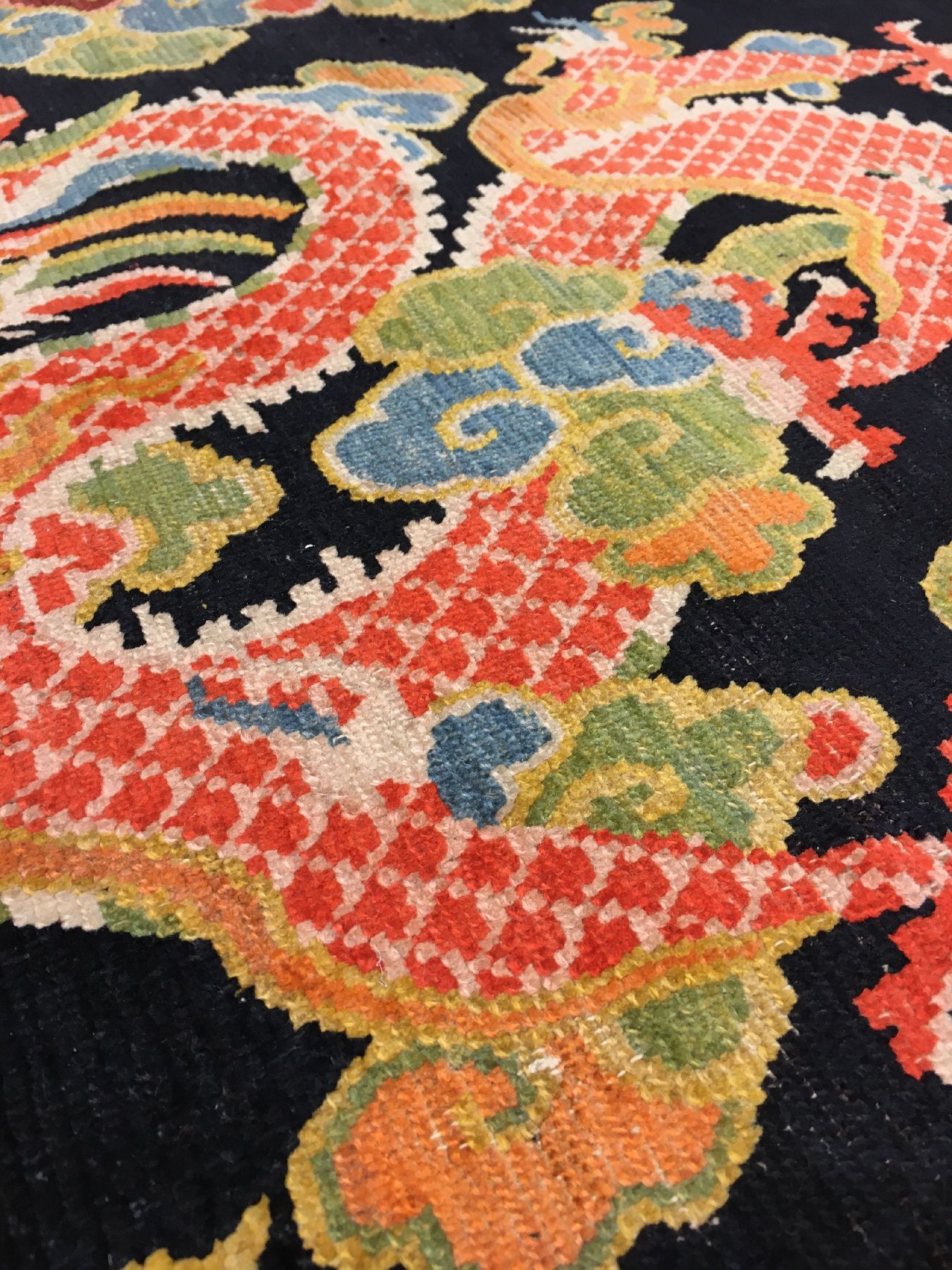 Detail c: Schigatse "Jabuye" antik (Drache), Südtibet, um 1900, Wolle geknüpft auf Wolle. Dekorative tibetische Jabuye mit kunstvoll gezeichneten ...