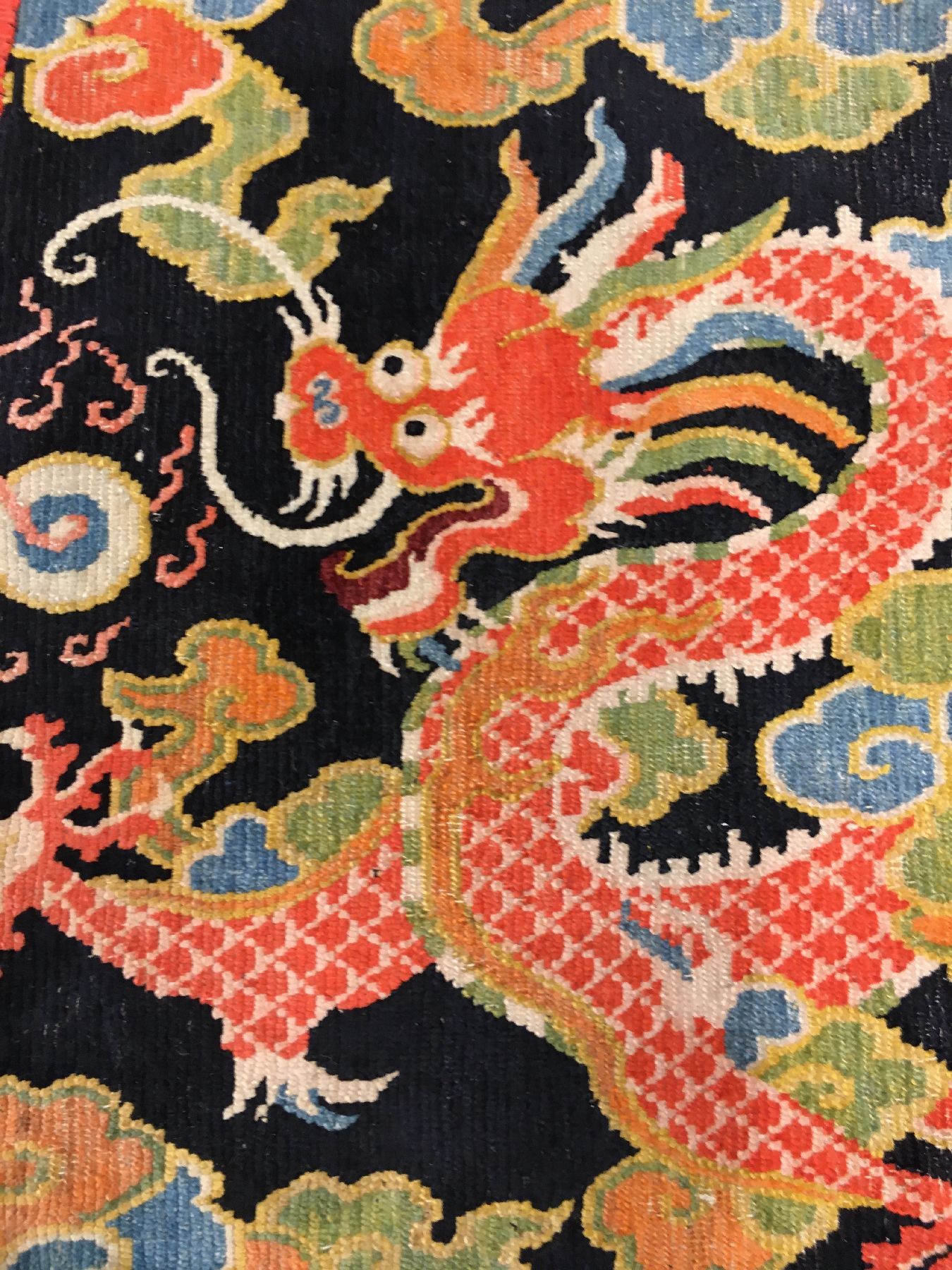 Detail d: Schigatse "Jabuye" antik (Drache), Südtibet, um 1900, Wolle geknüpft auf Wolle. Dekorative tibetische Jabuye mit kunstvoll gezeichneten ...