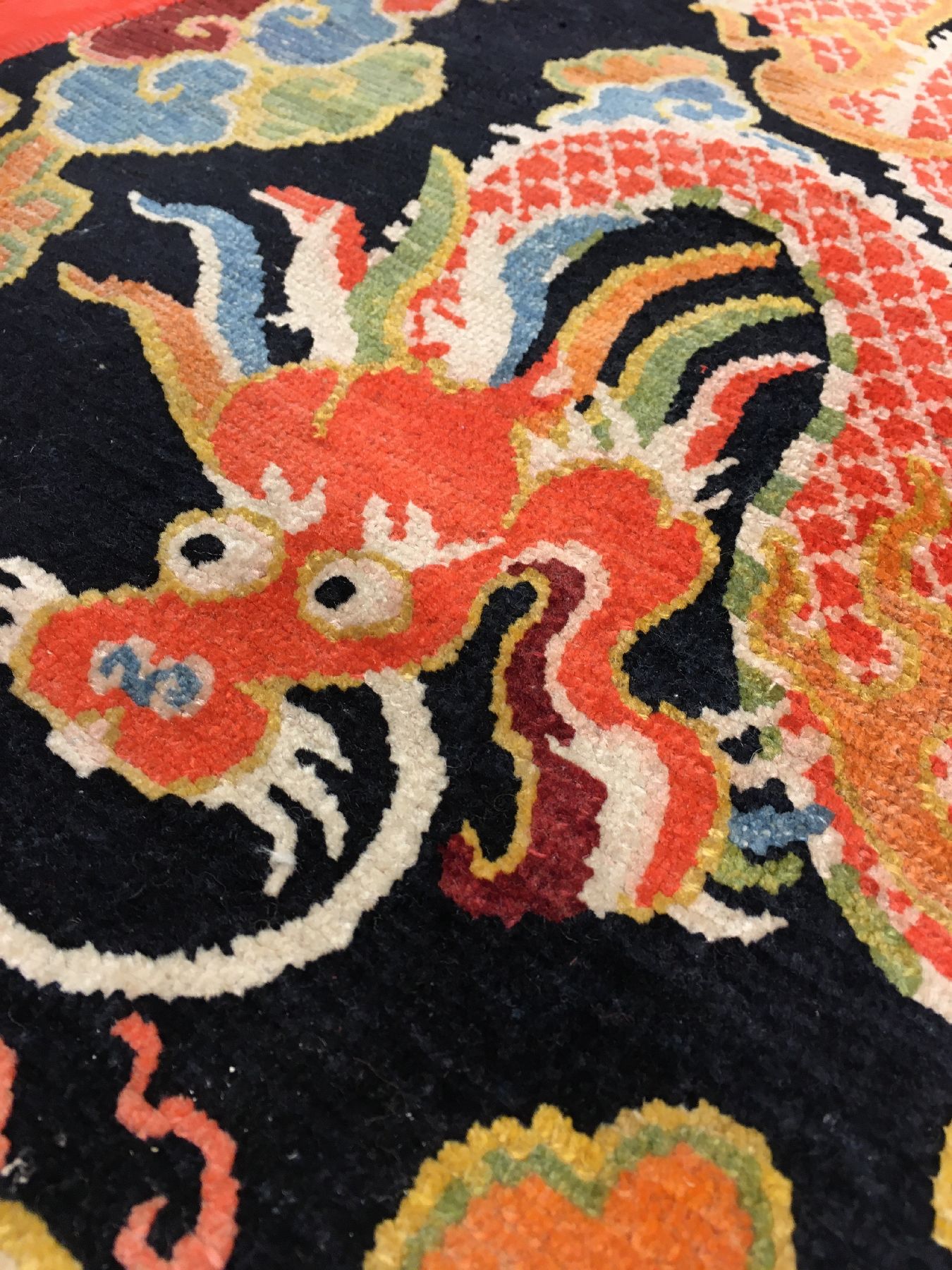 Detail e: Schigatse "Jabuye" antik (Drache), Südtibet, um 1900, Wolle geknüpft auf Wolle. Dekorative tibetische Jabuye mit kunstvoll gezeichneten ...