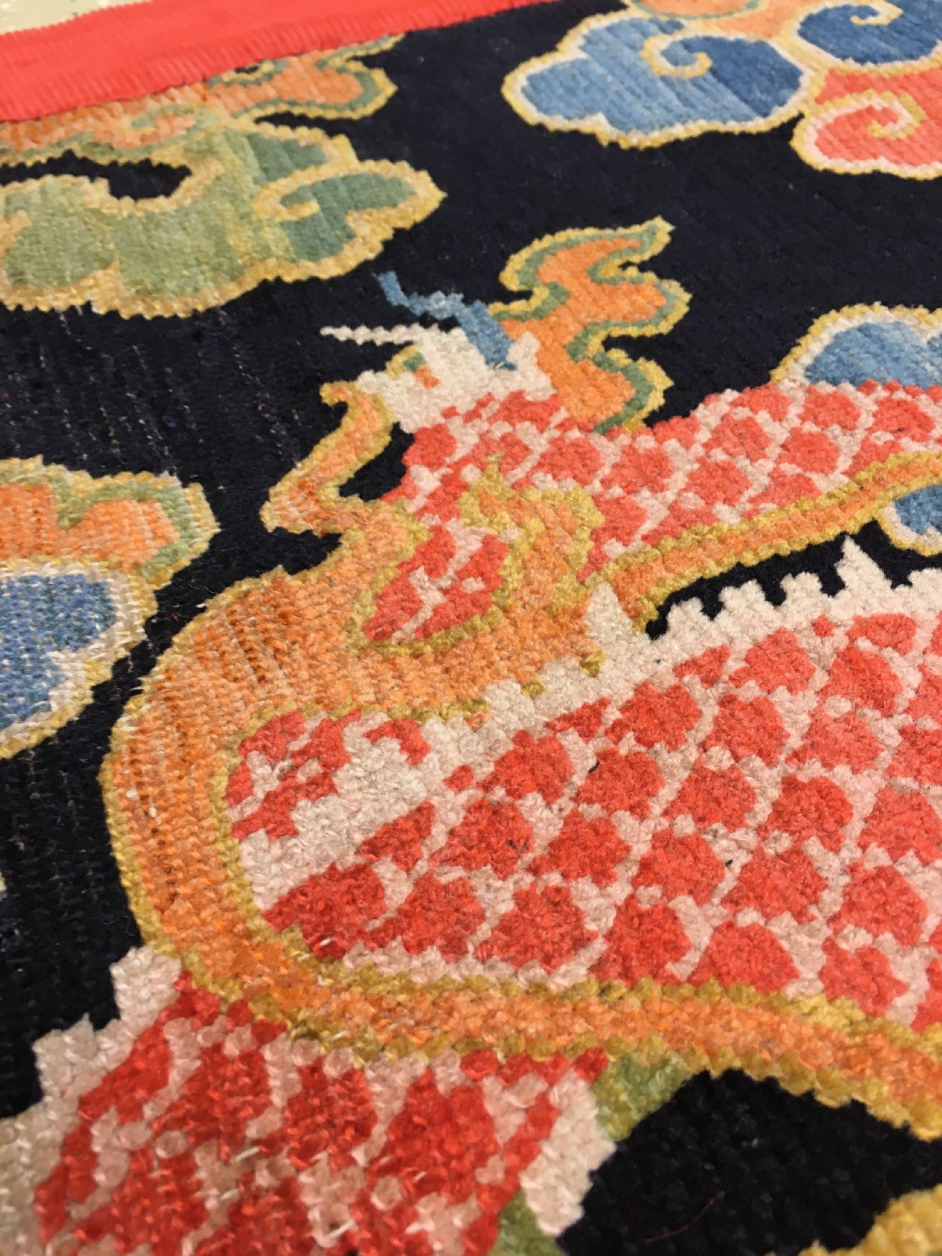 Detail f: Schigatse "Jabuye" antik (Drache), Südtibet, um 1900, Wolle geknüpft auf Wolle. Dekorative tibetische Jabuye mit kunstvoll gezeichneten ...