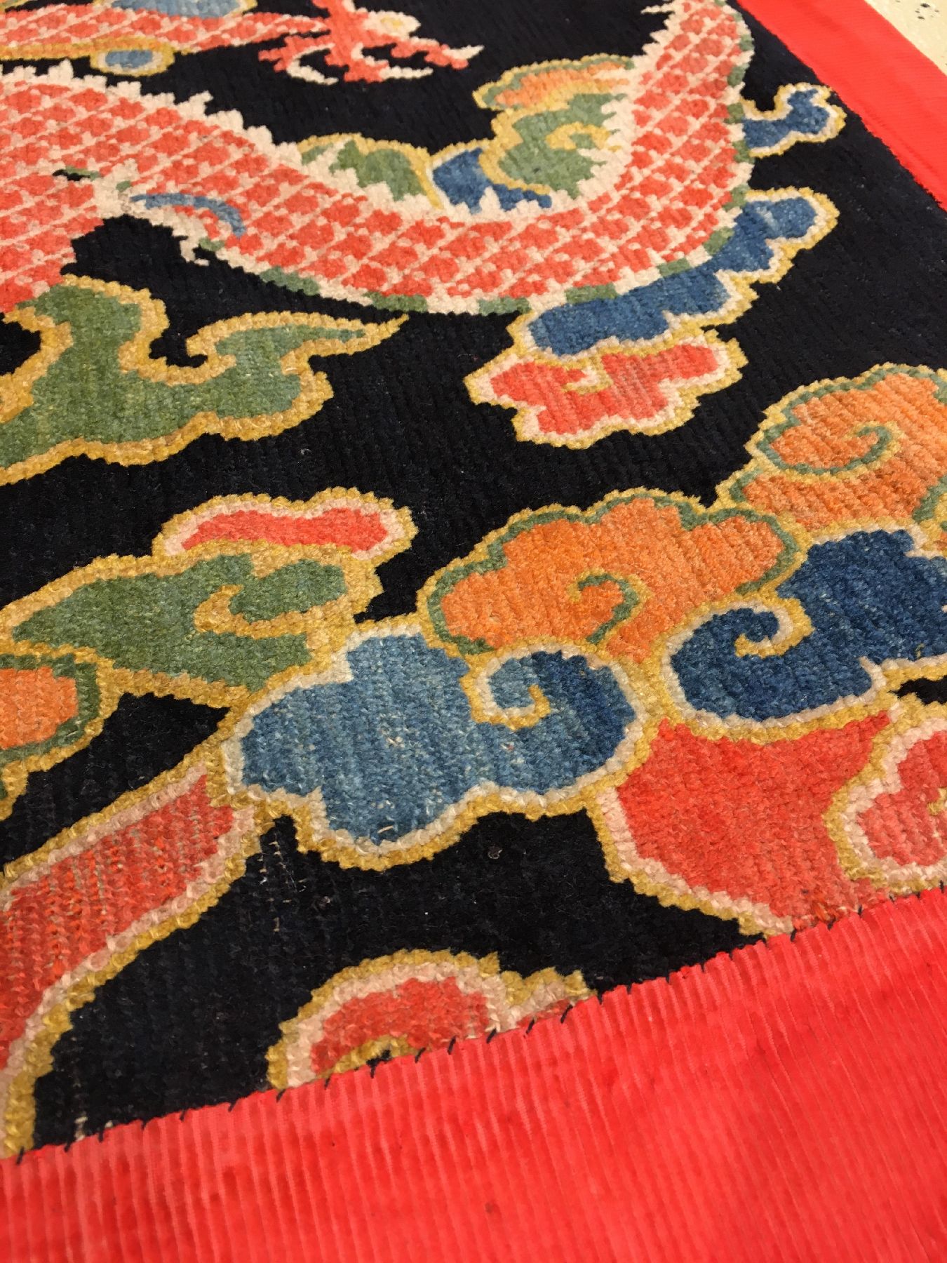 Detail g: Schigatse "Jabuye" antik (Drache), Südtibet, um 1900, Wolle geknüpft auf Wolle. Dekorative tibetische Jabuye mit kunstvoll gezeichneten ...
