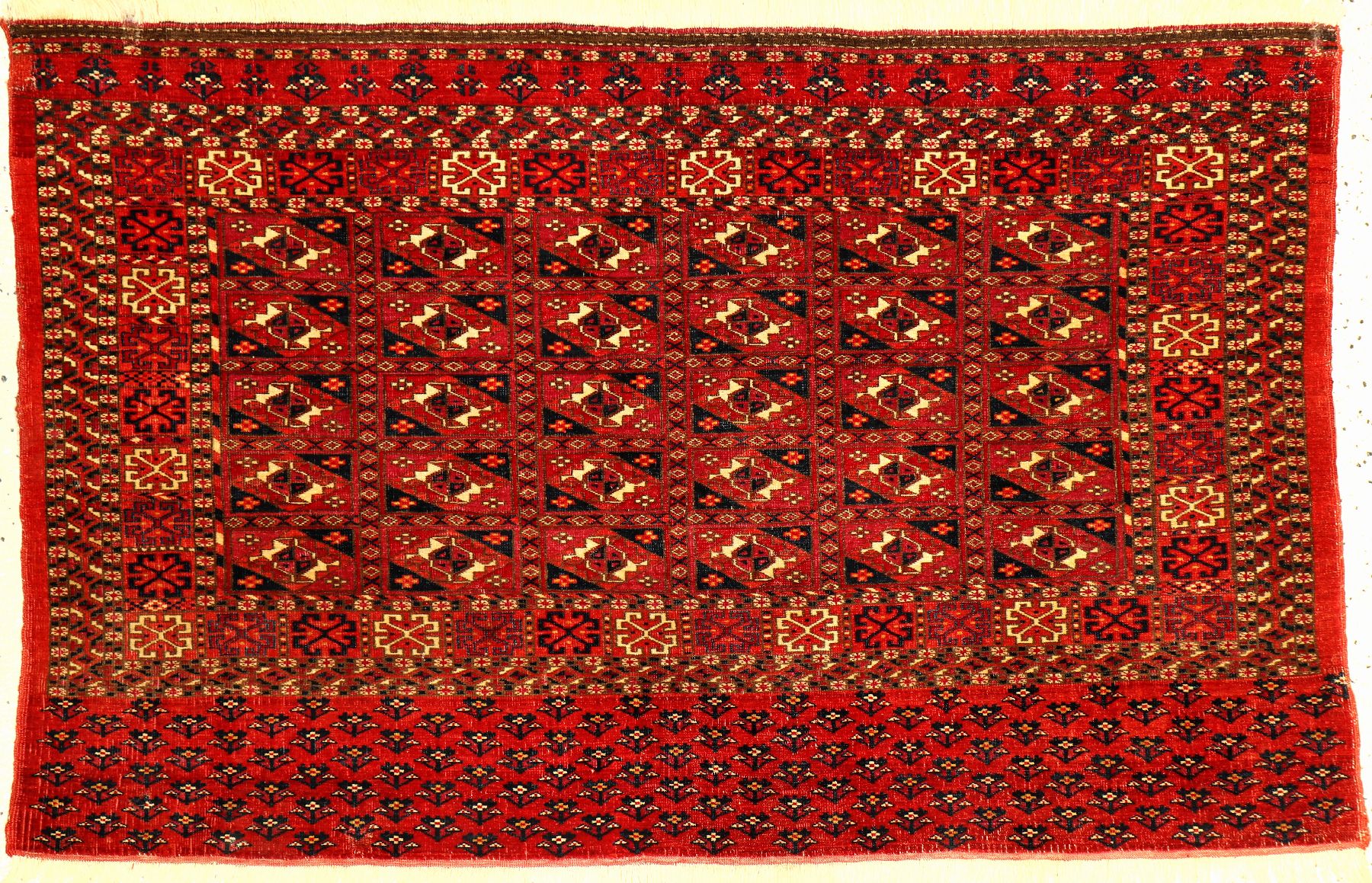 Sehr feiner Tekke "Tschowal" antik, Turkmenistan, 19.Jhd., feine Flaumwolle geknüpft auf Wolle. Zelttasche der Tekke Turkmenen mit einem ...