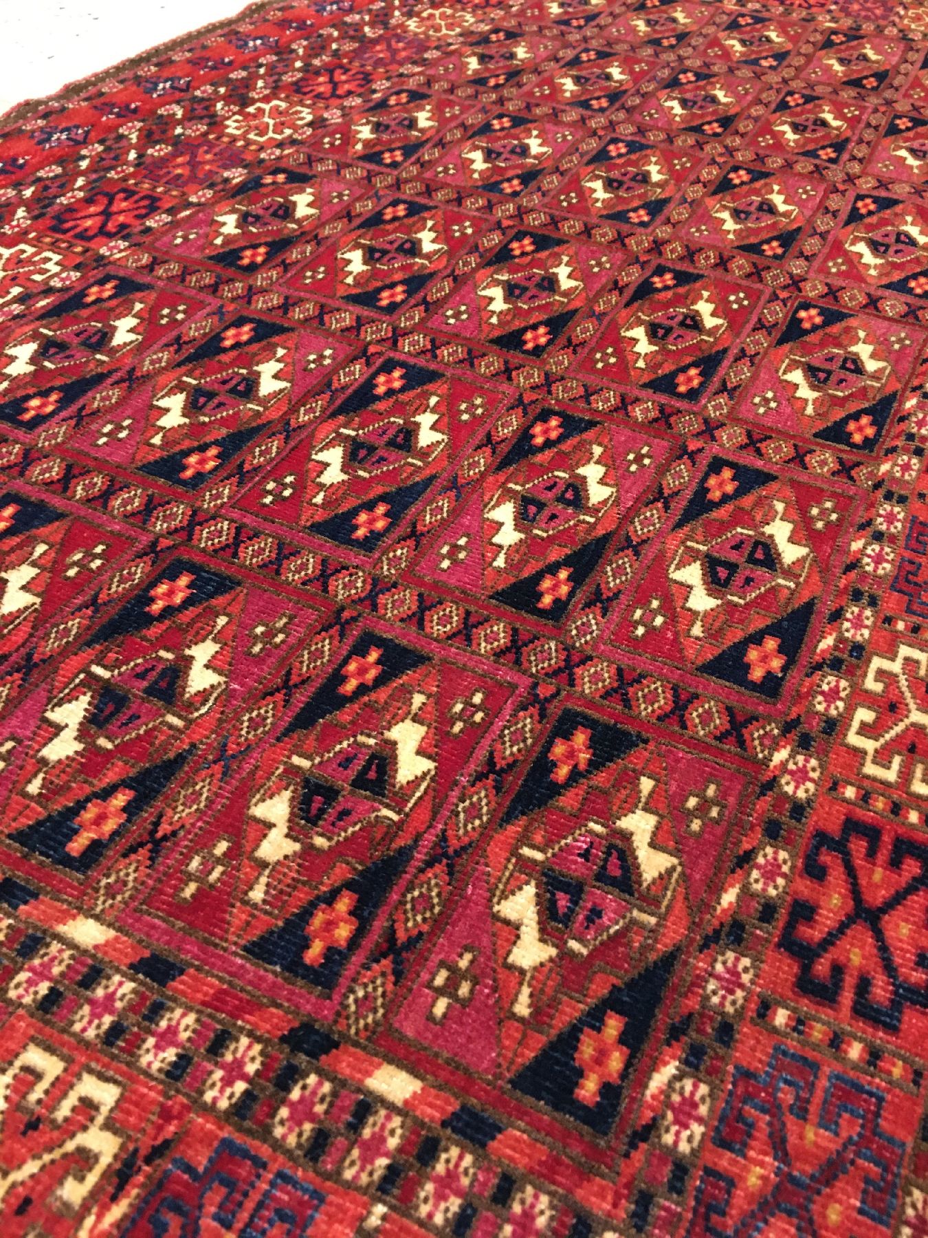 Detail b: Sehr feiner Tekke "Tschowal" antik, Turkmenistan, 19.Jhd., feine Flaumwolle geknüpft auf Wolle. Zelttasche der Tekke Turkmenen mit einem ...