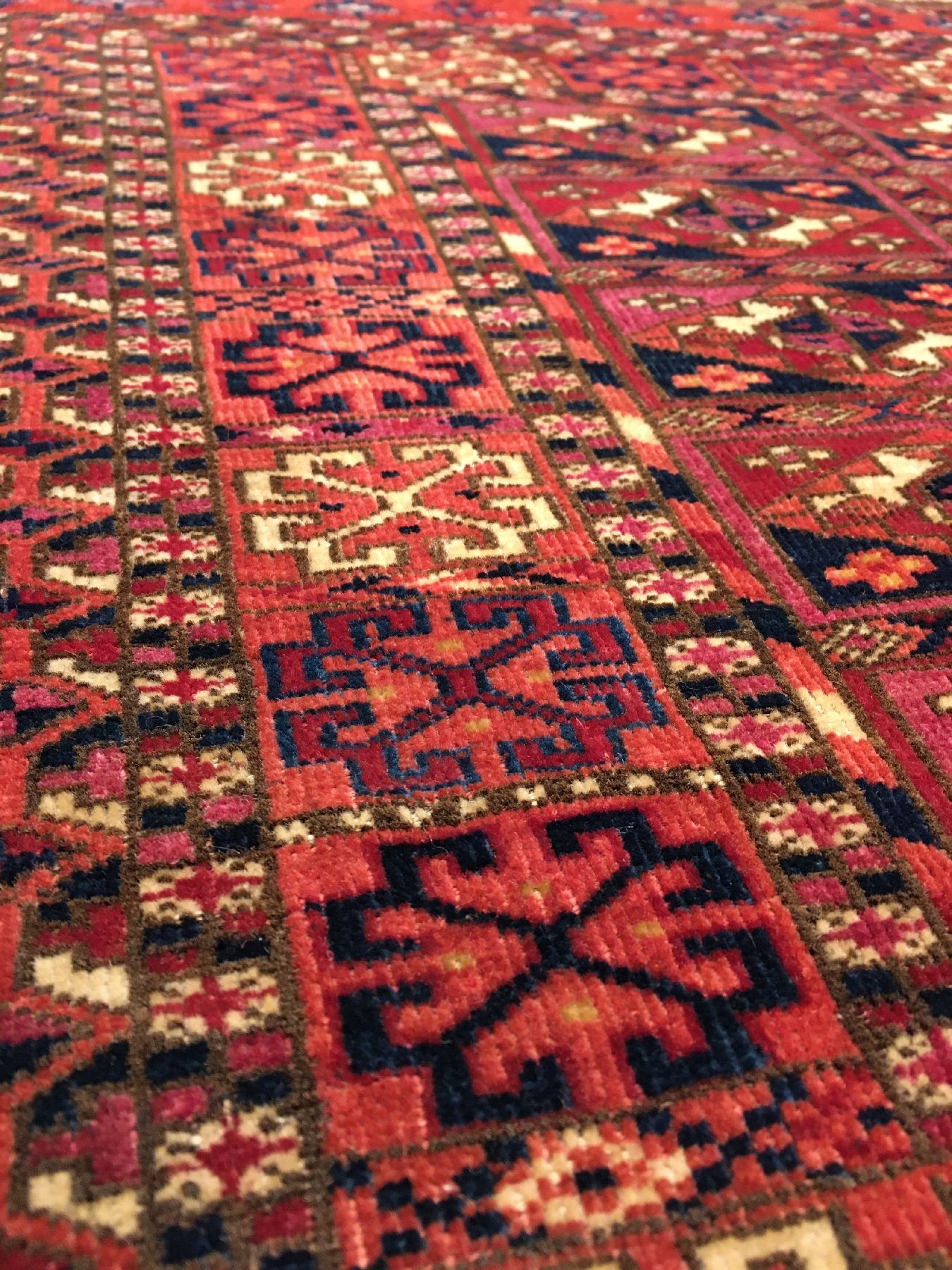 Detail d: Sehr feiner Tekke "Tschowal" antik, Turkmenistan, 19.Jhd., feine Flaumwolle geknüpft auf Wolle. Zelttasche der Tekke Turkmenen mit einem ...