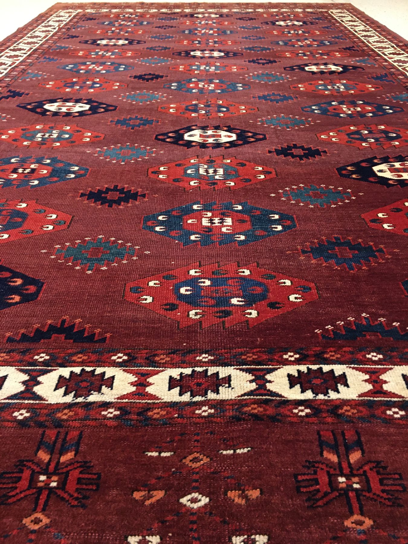Detail b: Seltener feiner Yomud C-Gül "Hauptteppich" antik, Turkmenistan, 19.Jhd., Wolle geknüpft auf Wolle. Bemerkenswert fein geknüpfter ...