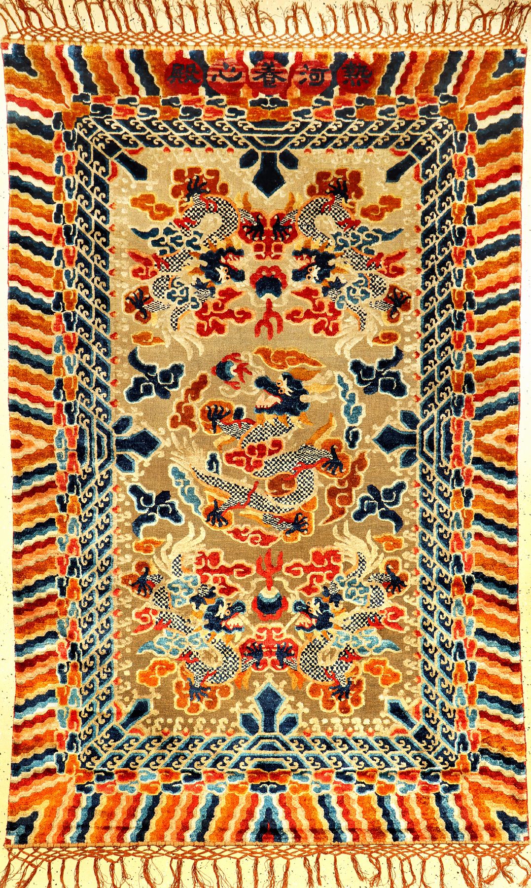 Bedeutender kaiserlicher Seiden Ning-Hsia "Drachenteppich" mit Gold-Metallbrokat antik (Qing Dynastie) "Mit Eigentümer Bezeichnung ...