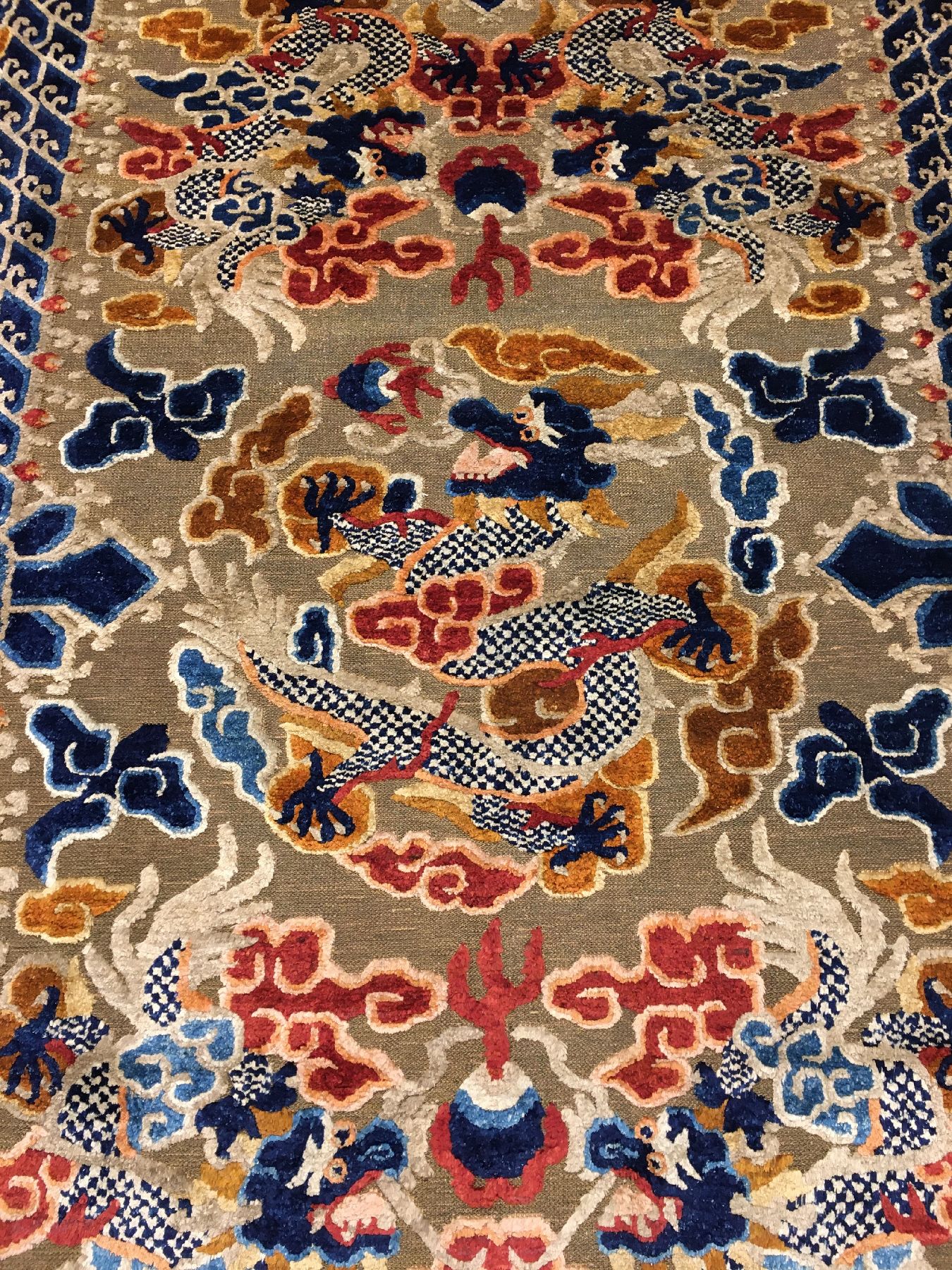 Detail d: Bedeutender kaiserlicher Seiden Ning-Hsia "Drachenteppich" mit Gold-Metallbrokat antik (Qing Dynastie) "Mit Eigentümer Bezeichnung ...