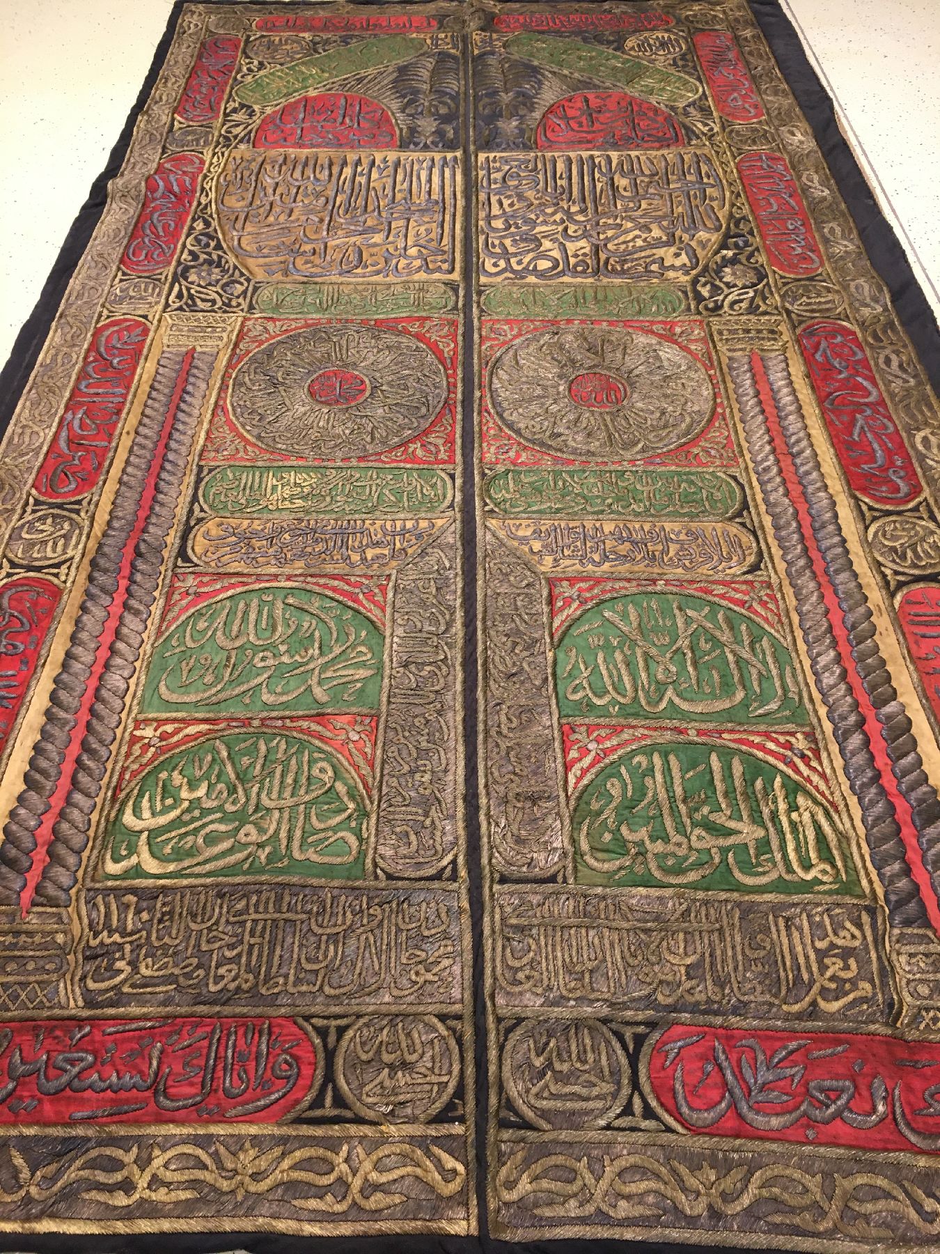 Detail a: Bedeutende große osmanische Seiden & Metall-Stickerei "Wandschmuck" Datiert 1160 = um 1739, Türkei osmanisches-Reich, Datiert 1739, ...