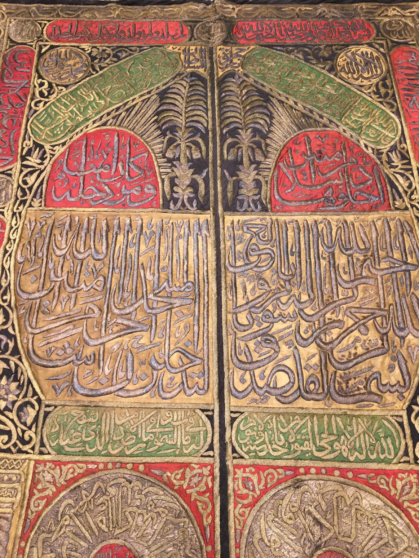 Detail b: Bedeutende große osmanische Seiden & Metall-Stickerei "Wandschmuck" Datiert 1160 = um 1739, Türkei osmanisches-Reich, Datiert 1739, ...