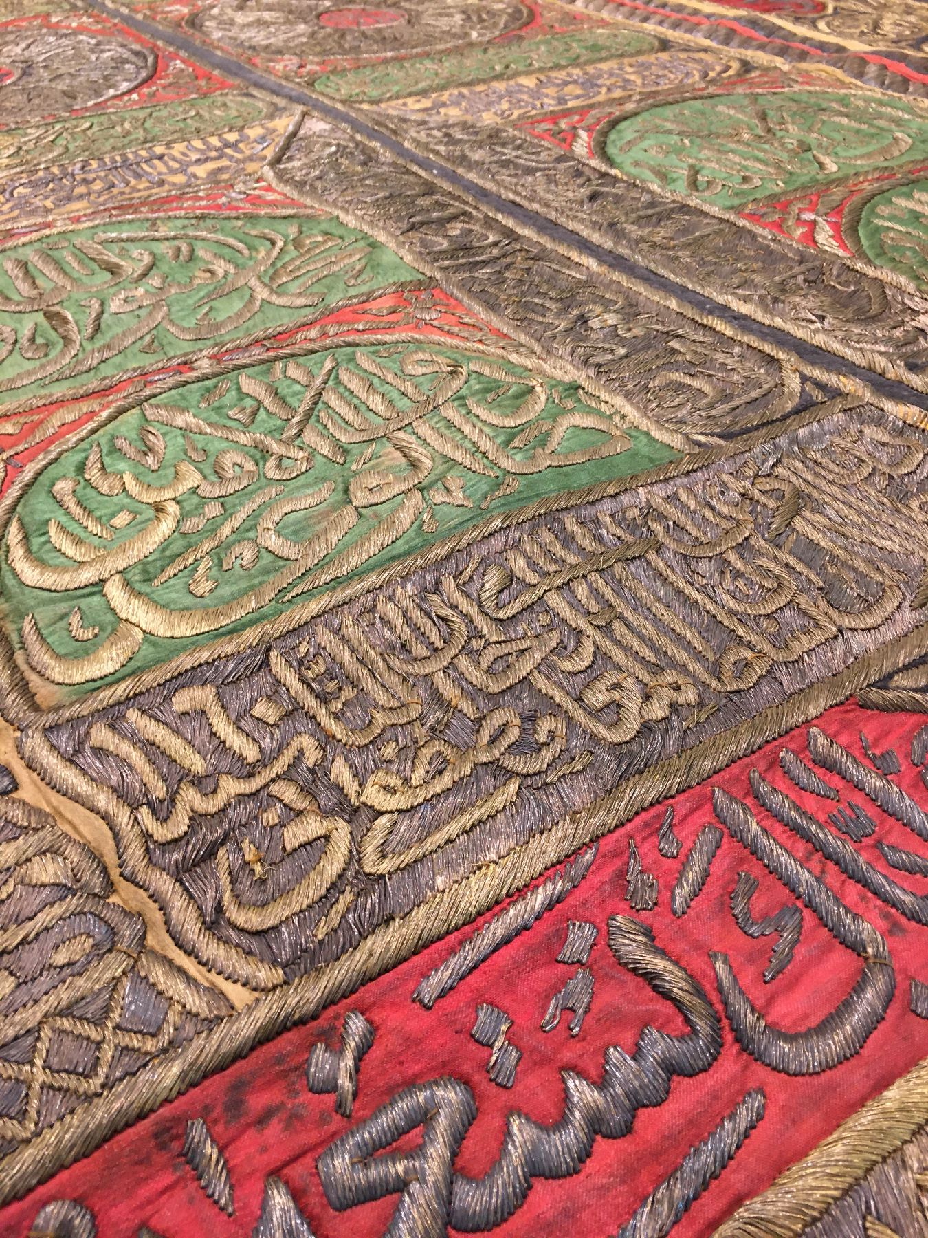 Detail c: Bedeutende große osmanische Seiden & Metall-Stickerei "Wandschmuck" Datiert 1160 = um 1739, Türkei osmanisches-Reich, Datiert 1739, ...