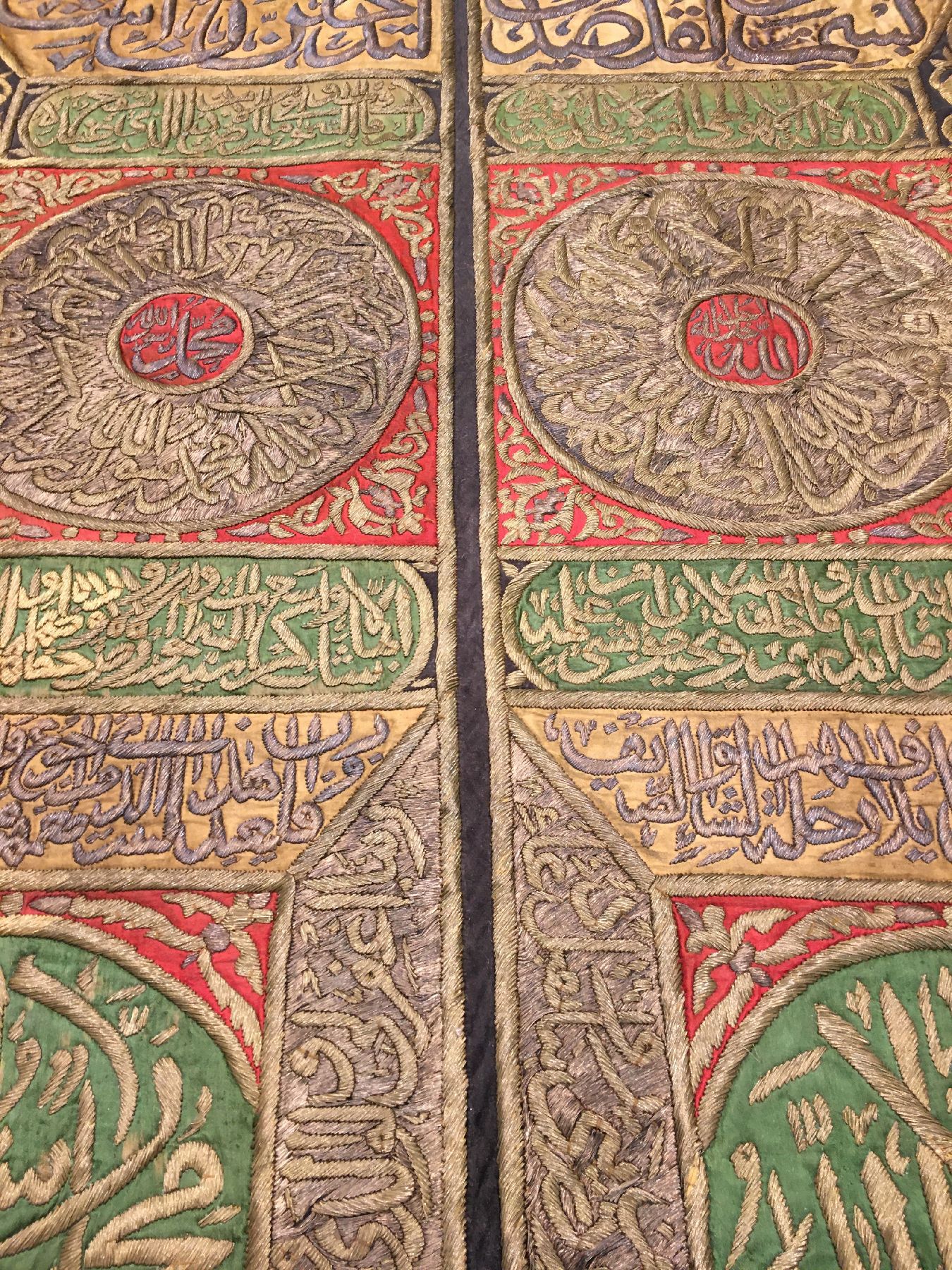 Detail d: Bedeutende große osmanische Seiden & Metall-Stickerei "Wandschmuck" Datiert 1160 = um 1739, Türkei osmanisches-Reich, Datiert 1739, ...