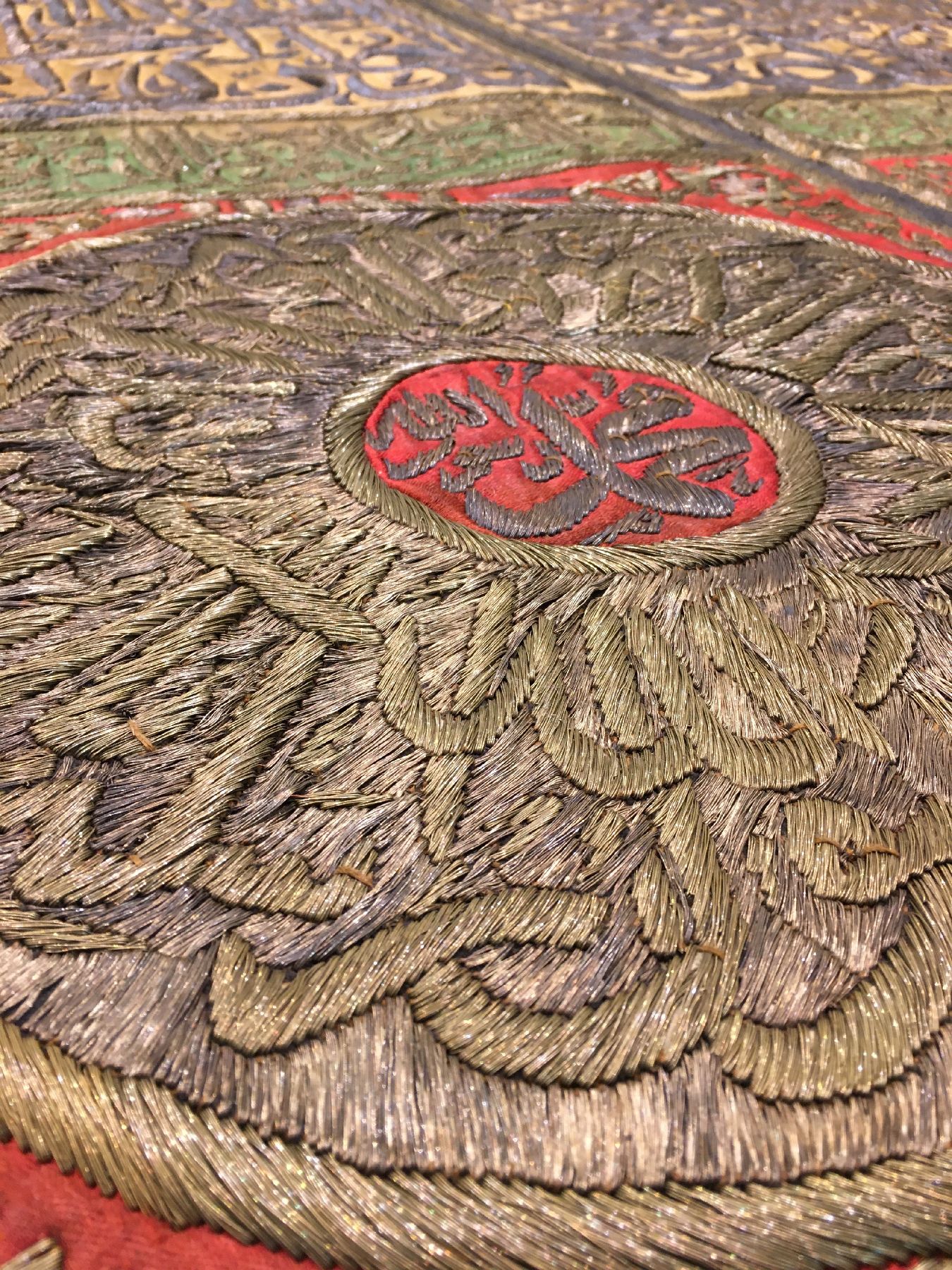 Detail e: Bedeutende große osmanische Seiden & Metall-Stickerei "Wandschmuck" Datiert 1160 = um 1739, Türkei osmanisches-Reich, Datiert 1739, ...