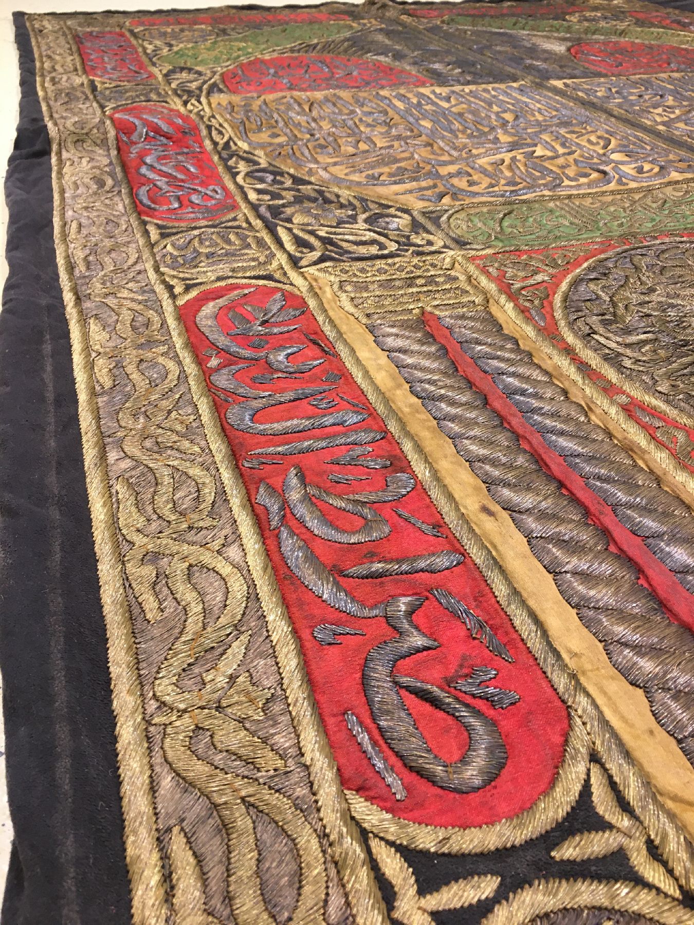 Detail f: Bedeutende große osmanische Seiden & Metall-Stickerei "Wandschmuck" Datiert 1160 = um 1739, Türkei osmanisches-Reich, Datiert 1739, ...