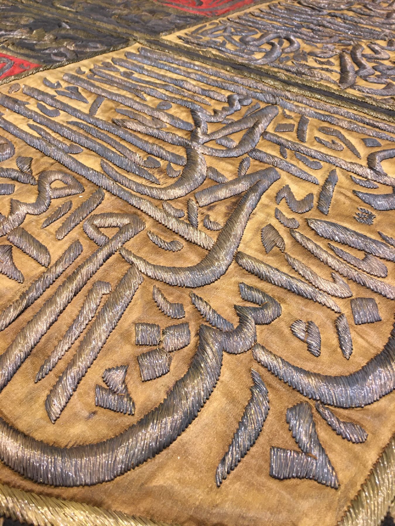 Detail g: Bedeutende große osmanische Seiden & Metall-Stickerei "Wandschmuck" Datiert 1160 = um 1739, Türkei osmanisches-Reich, Datiert 1739, ...