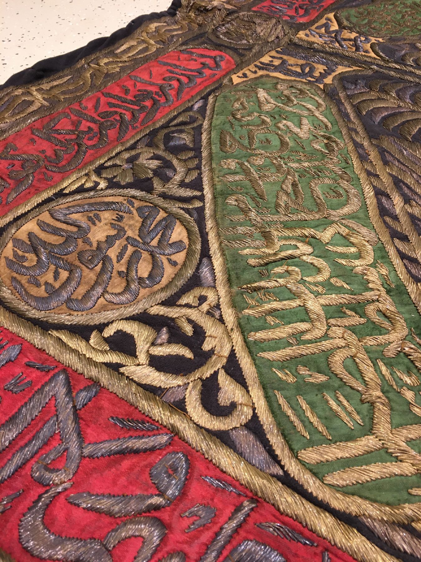 Detail h: Bedeutende große osmanische Seiden & Metall-Stickerei "Wandschmuck" Datiert 1160 = um 1739, Türkei osmanisches-Reich, Datiert 1739, ...