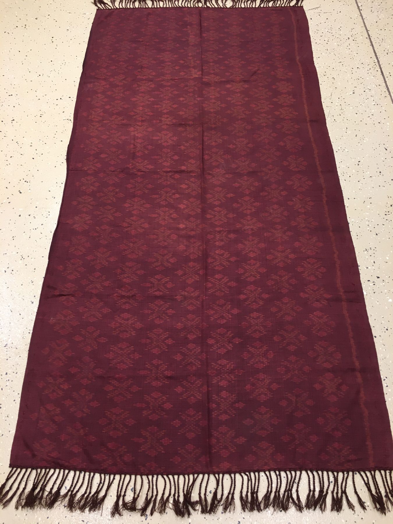 Detail a: Sehr feines indonesisches "Seiden-Textil" antik, Indonesien, um 1900, reine Naturseide. Bemerkenswerte feine Qualität, auberginefarbe mit ...