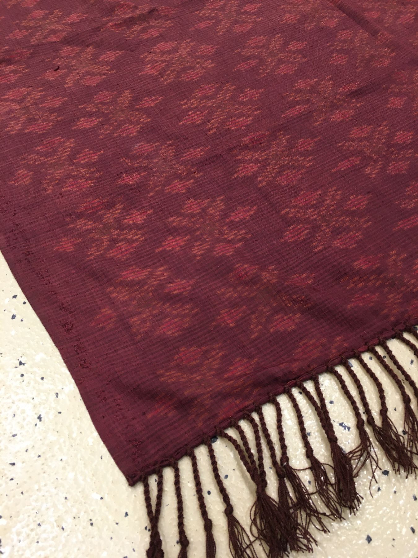 Detail b: Sehr feines indonesisches "Seiden-Textil" antik, Indonesien, um 1900, reine Naturseide. Bemerkenswerte feine Qualität, auberginefarbe mit ...