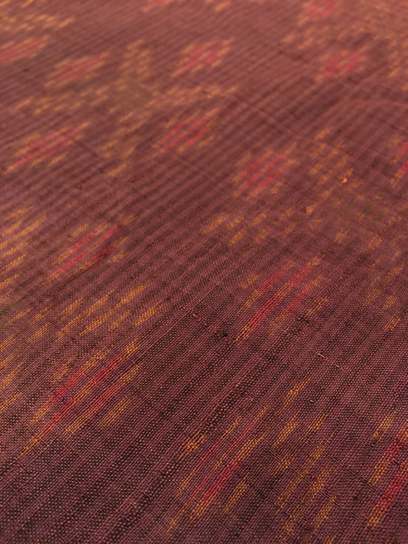 Detail c: Sehr feines indonesisches "Seiden-Textil" antik, Indonesien, um 1900, reine Naturseide. Bemerkenswerte feine Qualität, auberginefarbe mit ...