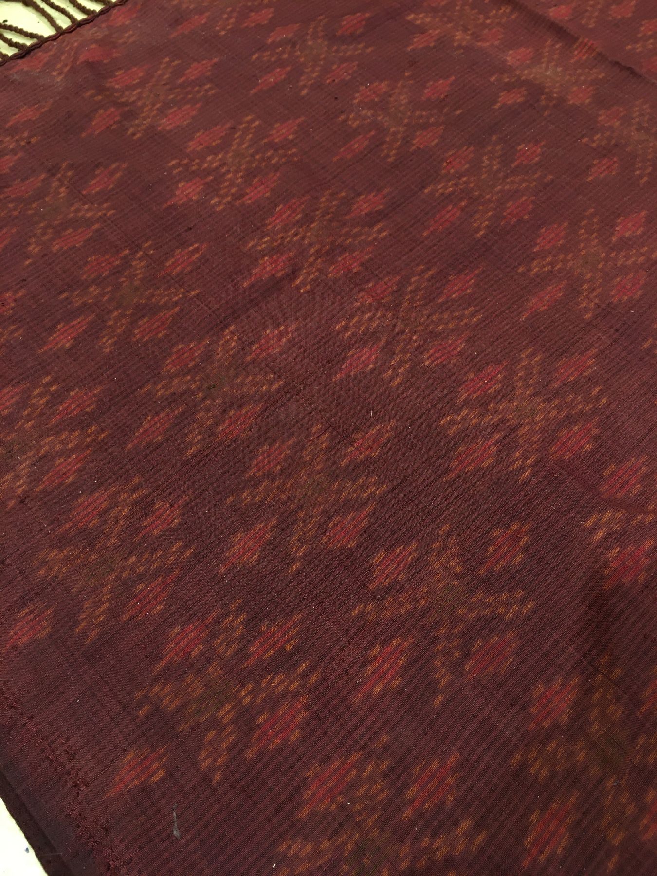 Detail d: Sehr feines indonesisches "Seiden-Textil" antik, Indonesien, um 1900, reine Naturseide. Bemerkenswerte feine Qualität, auberginefarbe mit ...