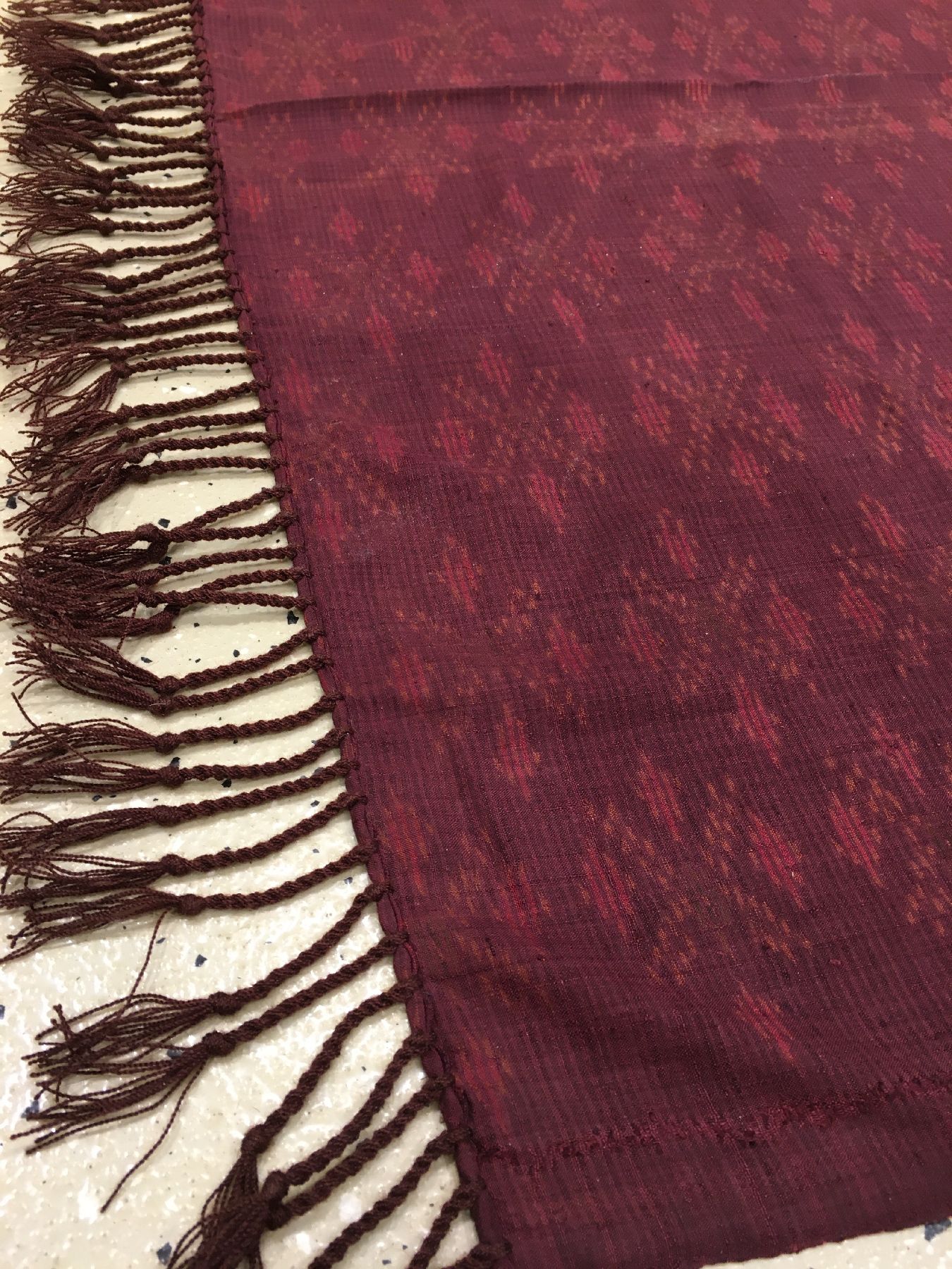 Detail e: Sehr feines indonesisches "Seiden-Textil" antik, Indonesien, um 1900, reine Naturseide. Bemerkenswerte feine Qualität, auberginefarbe mit ...